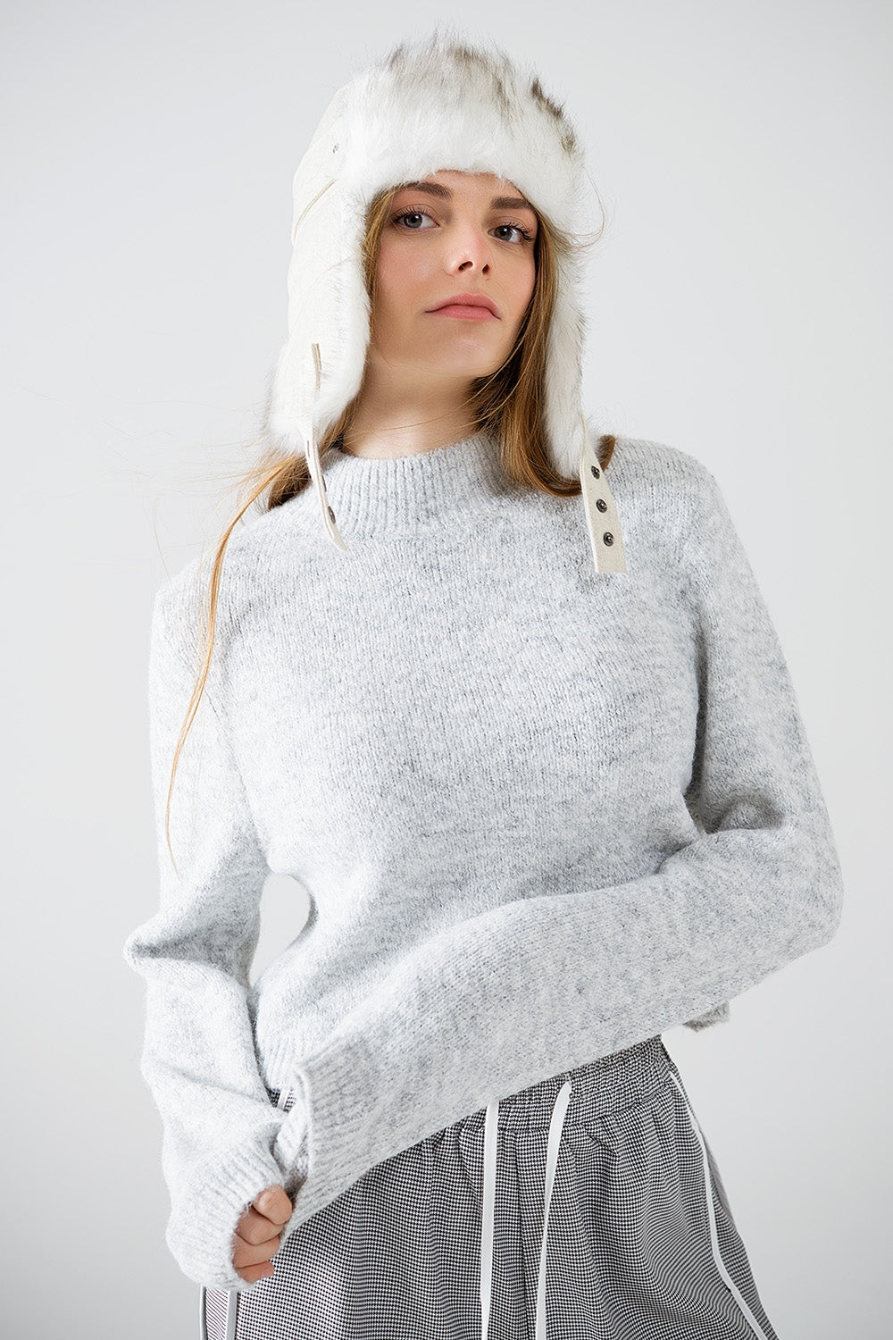 Maglia grigia con maniche lunghe e dettaglio posteriore aperto