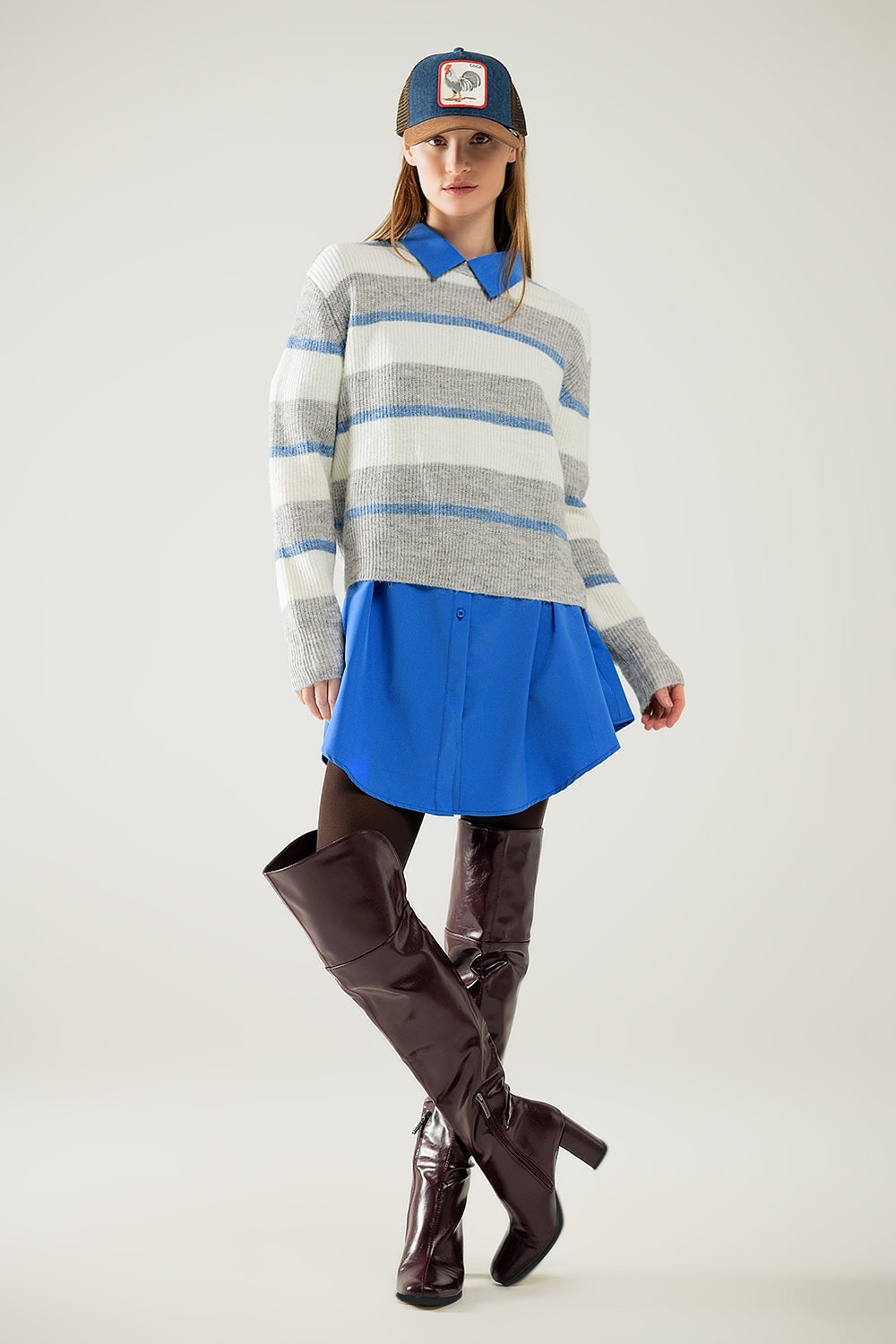 Maglia grigia con strisce ecru e blu