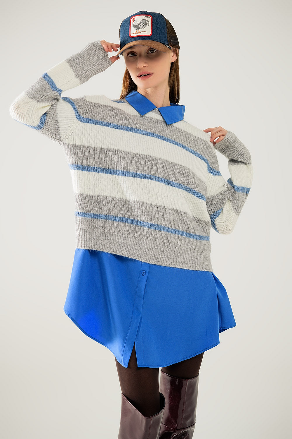 Maglia grigia con strisce ecru e blu