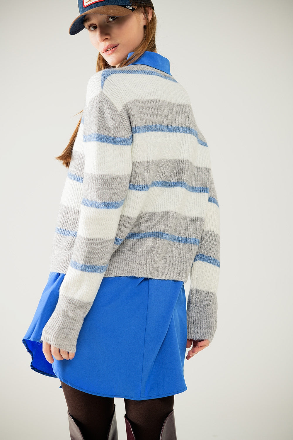 Maglia grigia con strisce ecru e blu