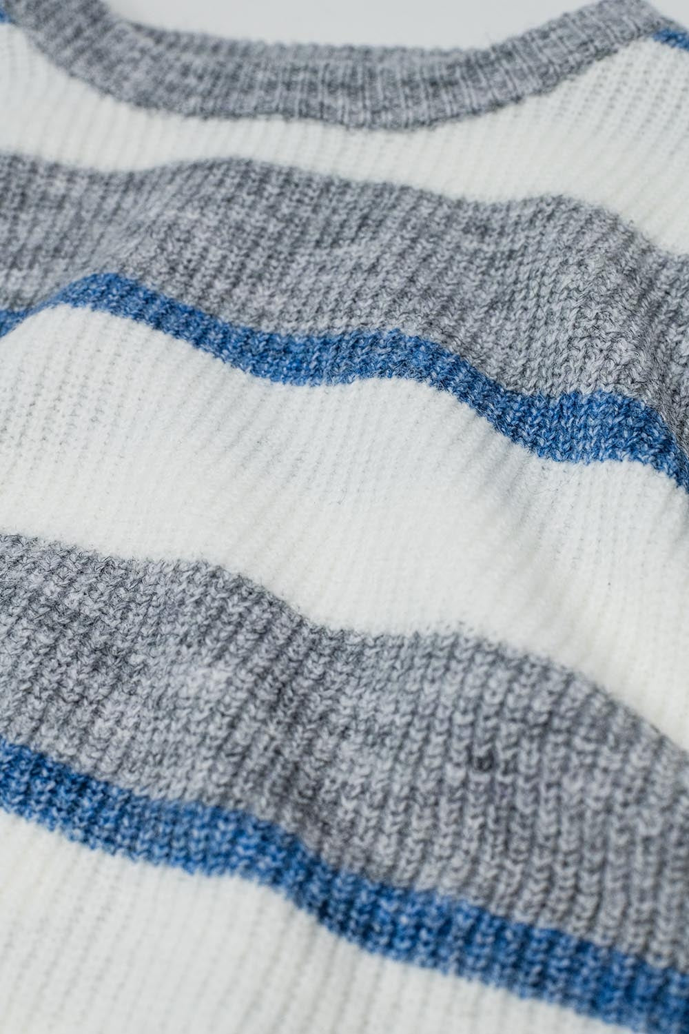 Maglia grigia con strisce ecru e blu