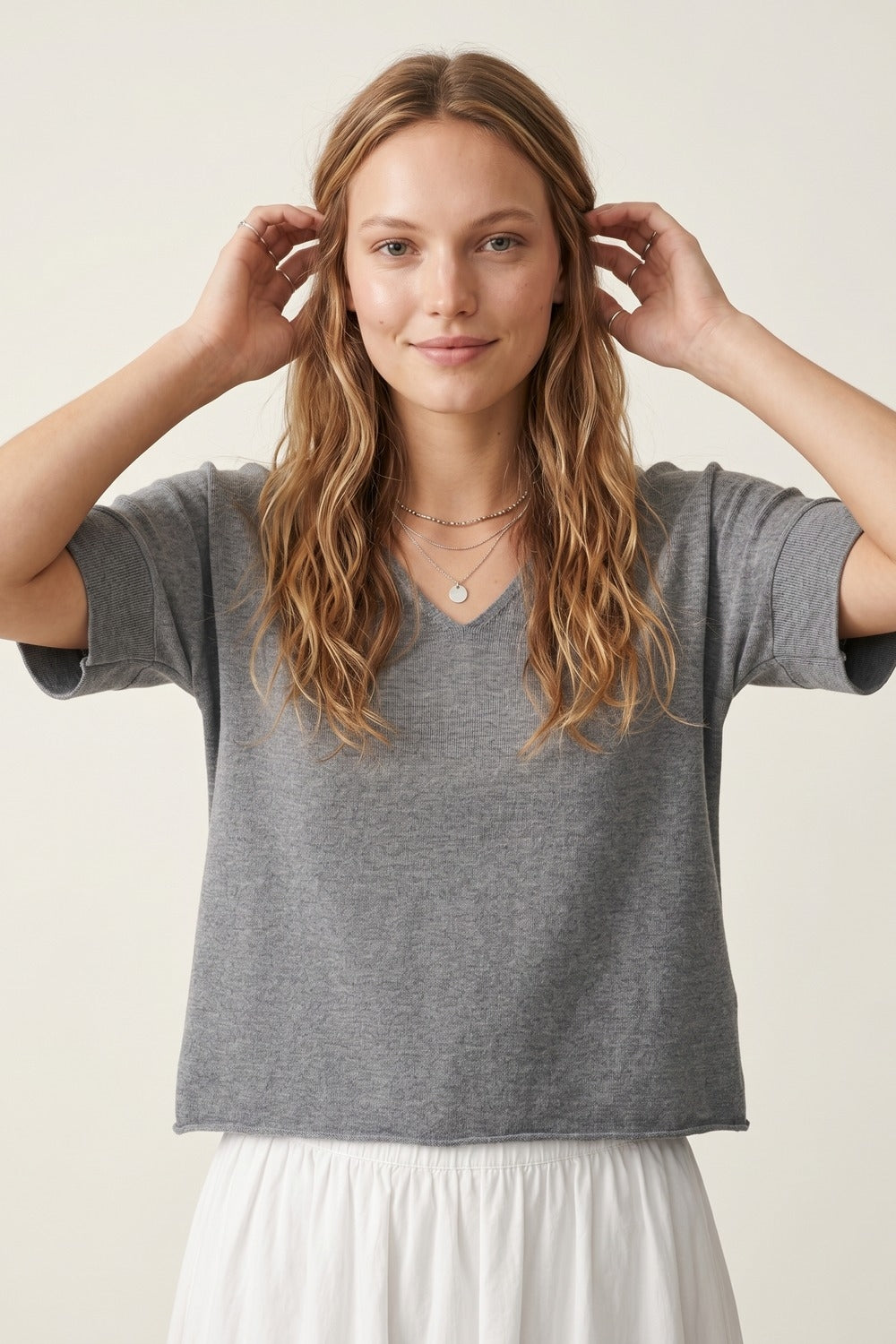 Maglia Grigia Rilassata a Maniche Corte con Scollo a V
