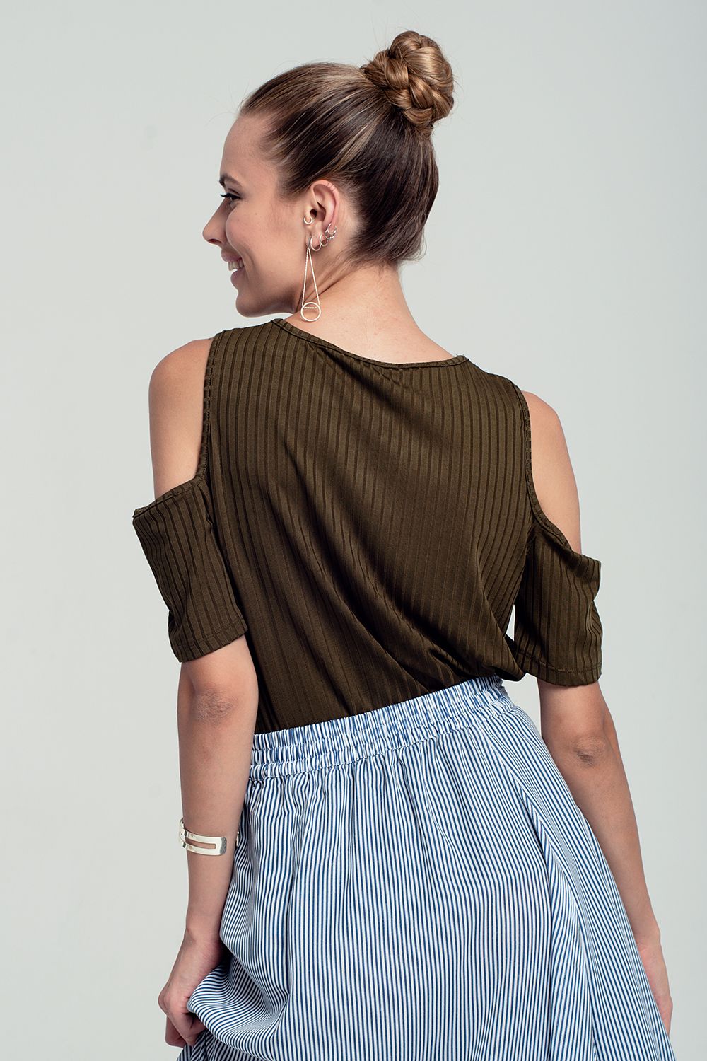 Maglia khaki con spalle cut out