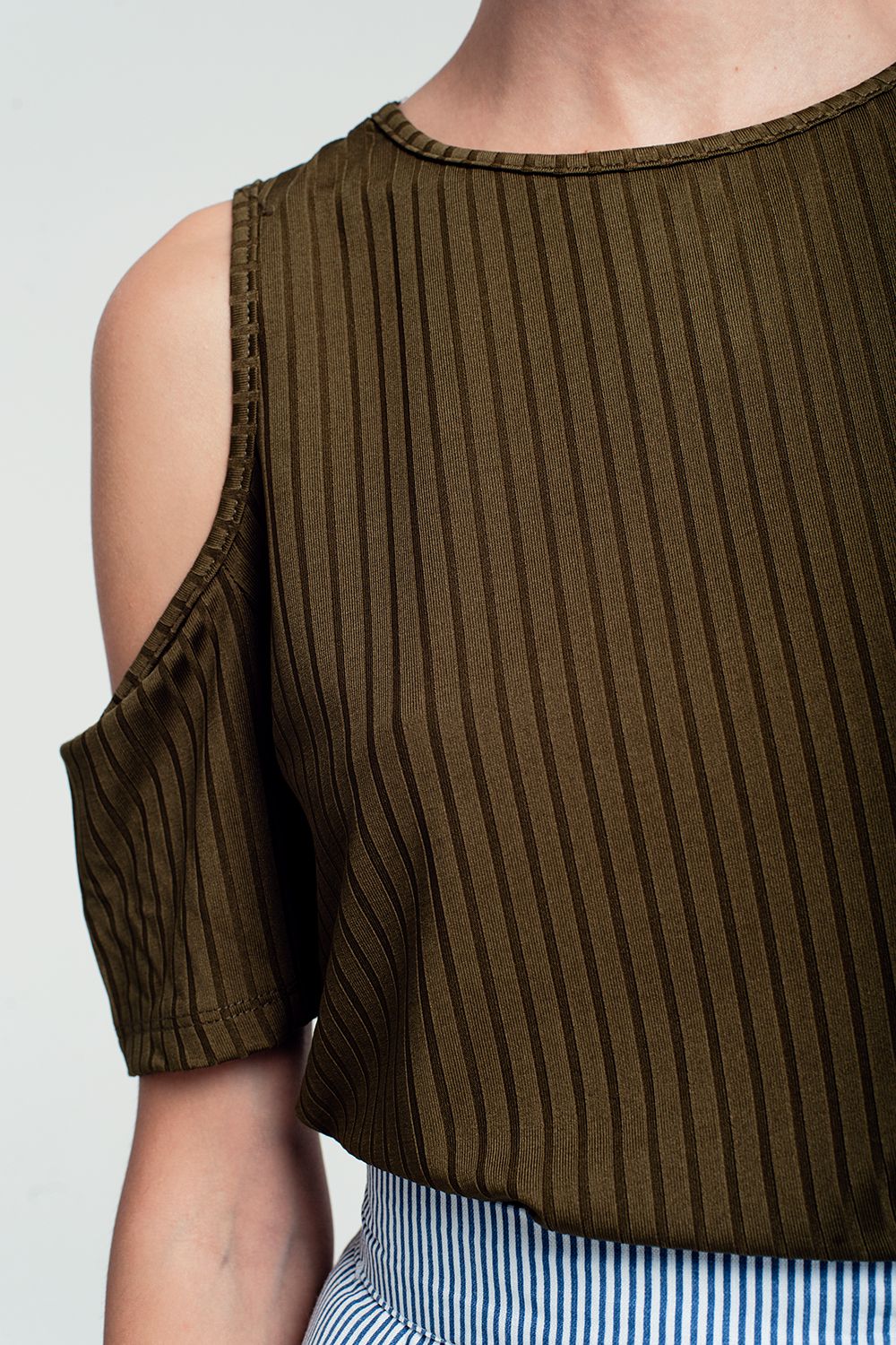 Maglia khaki con spalle cut out