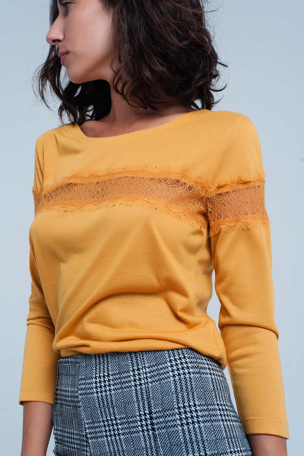 Maglia mustard con maniche 3/4 con finiture in pizzo cigliato