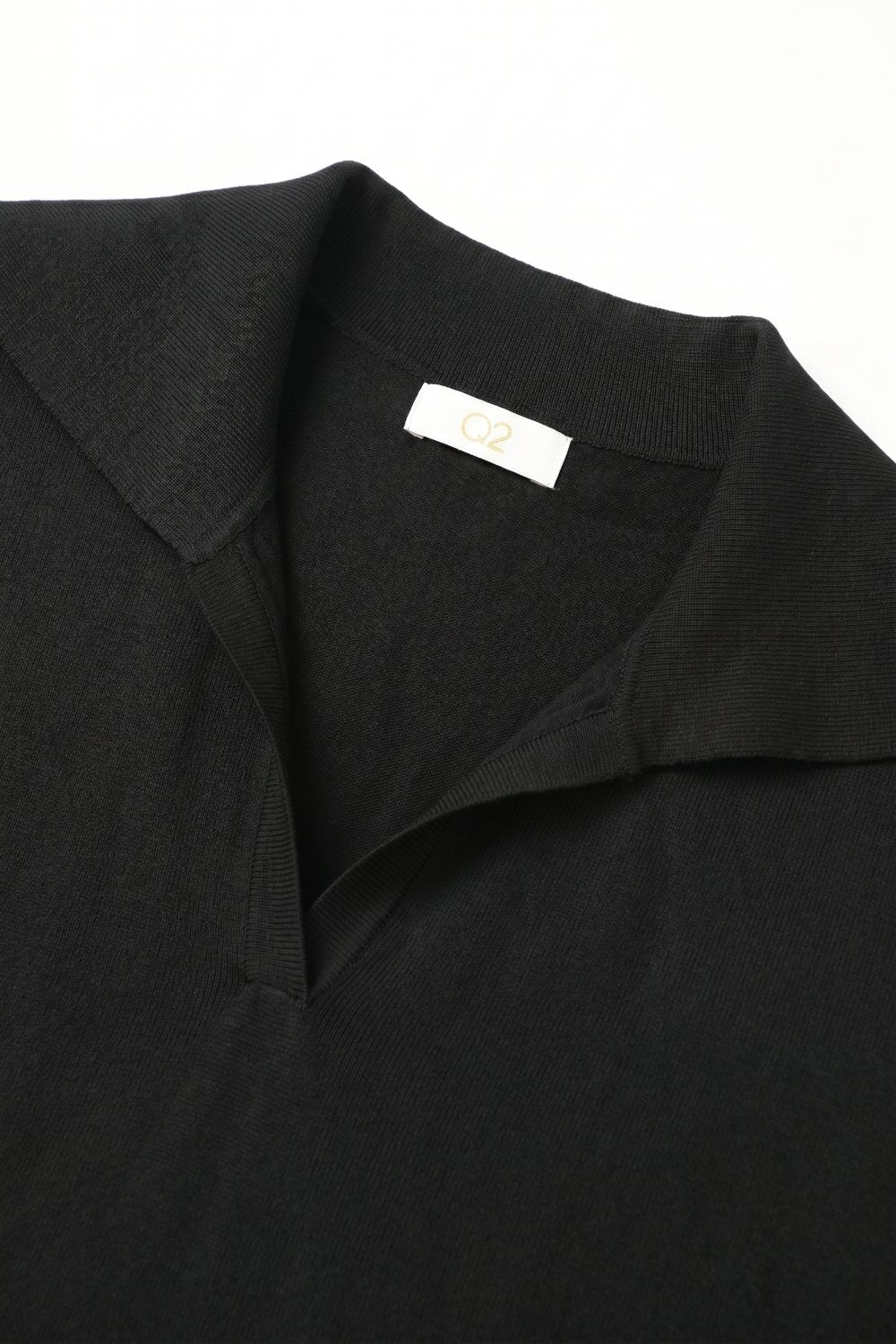 Maglia nera a collo polo in maglia fine con orlo a coste e vestibilità regolare