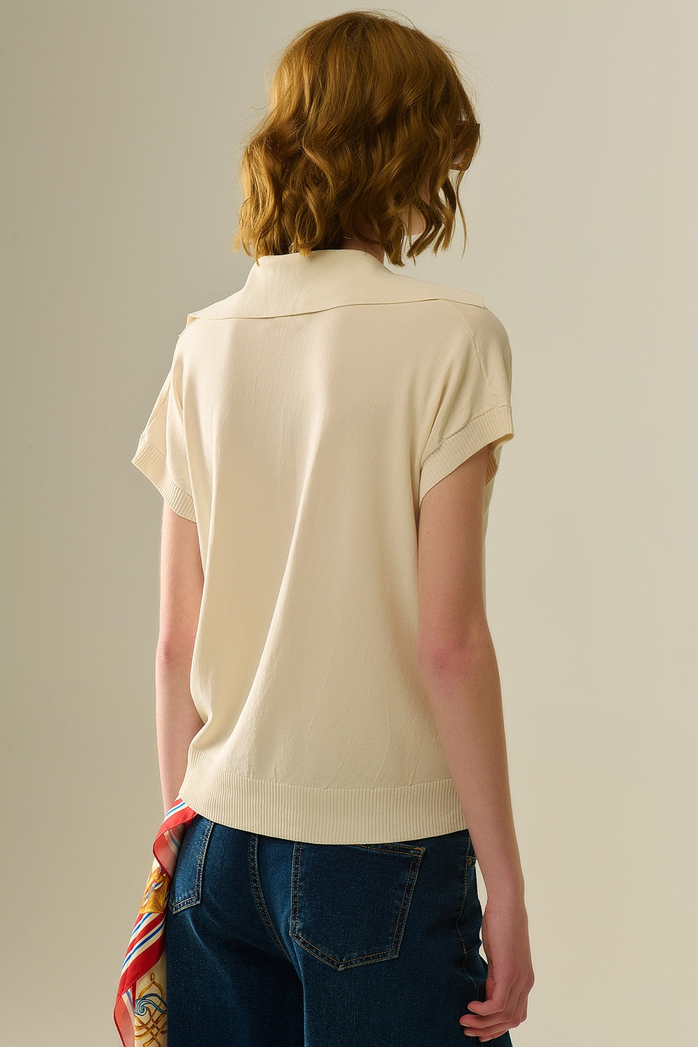 maglia polo a maglia fine in beige con maniche corte