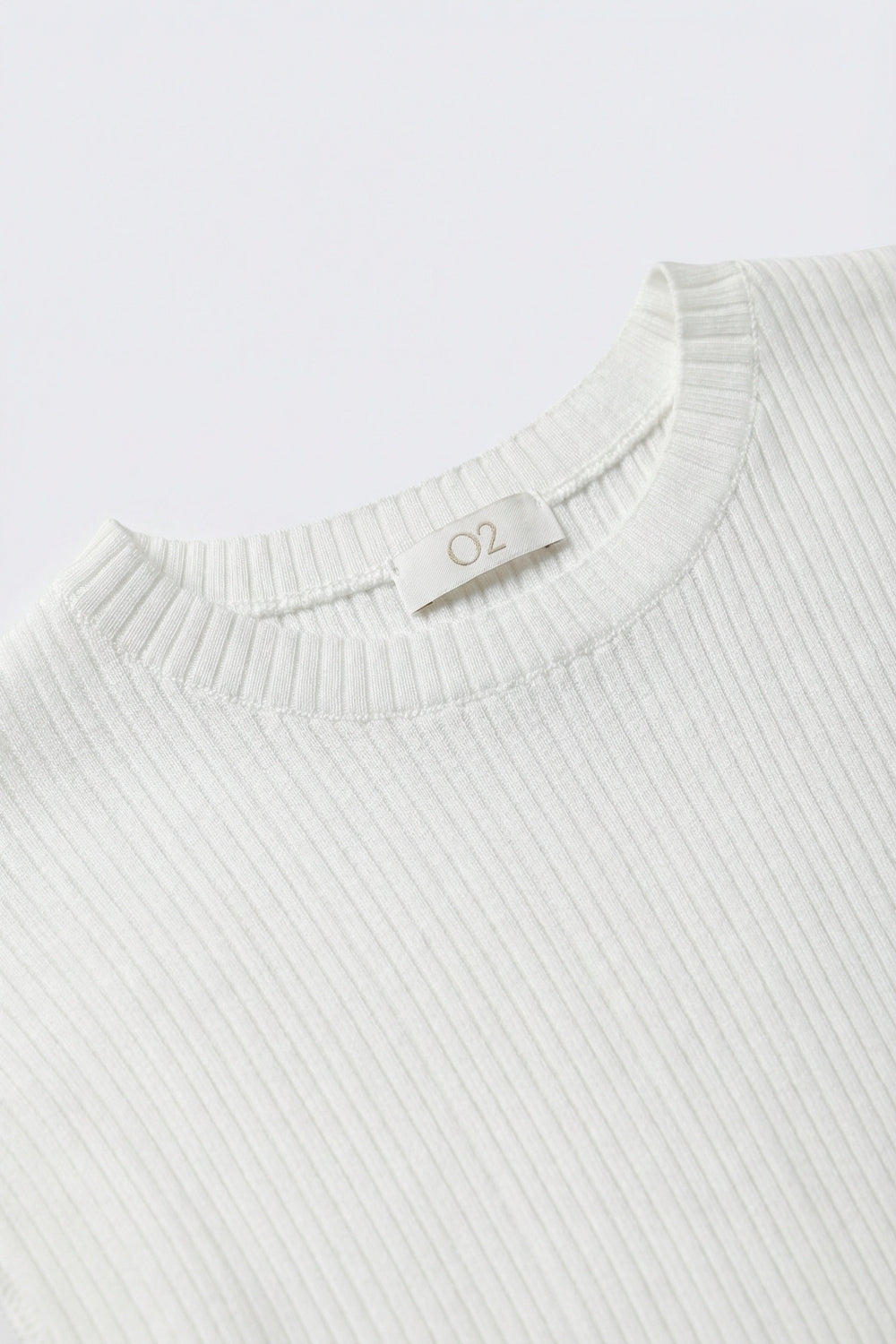 Maglia smanicata a coste a vestibilitˆ aderente in bianco