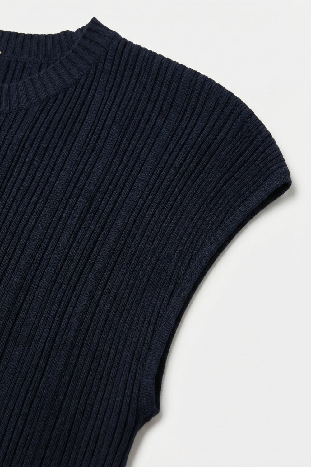 Maglia smanicata a coste blu navy con collo chiuso