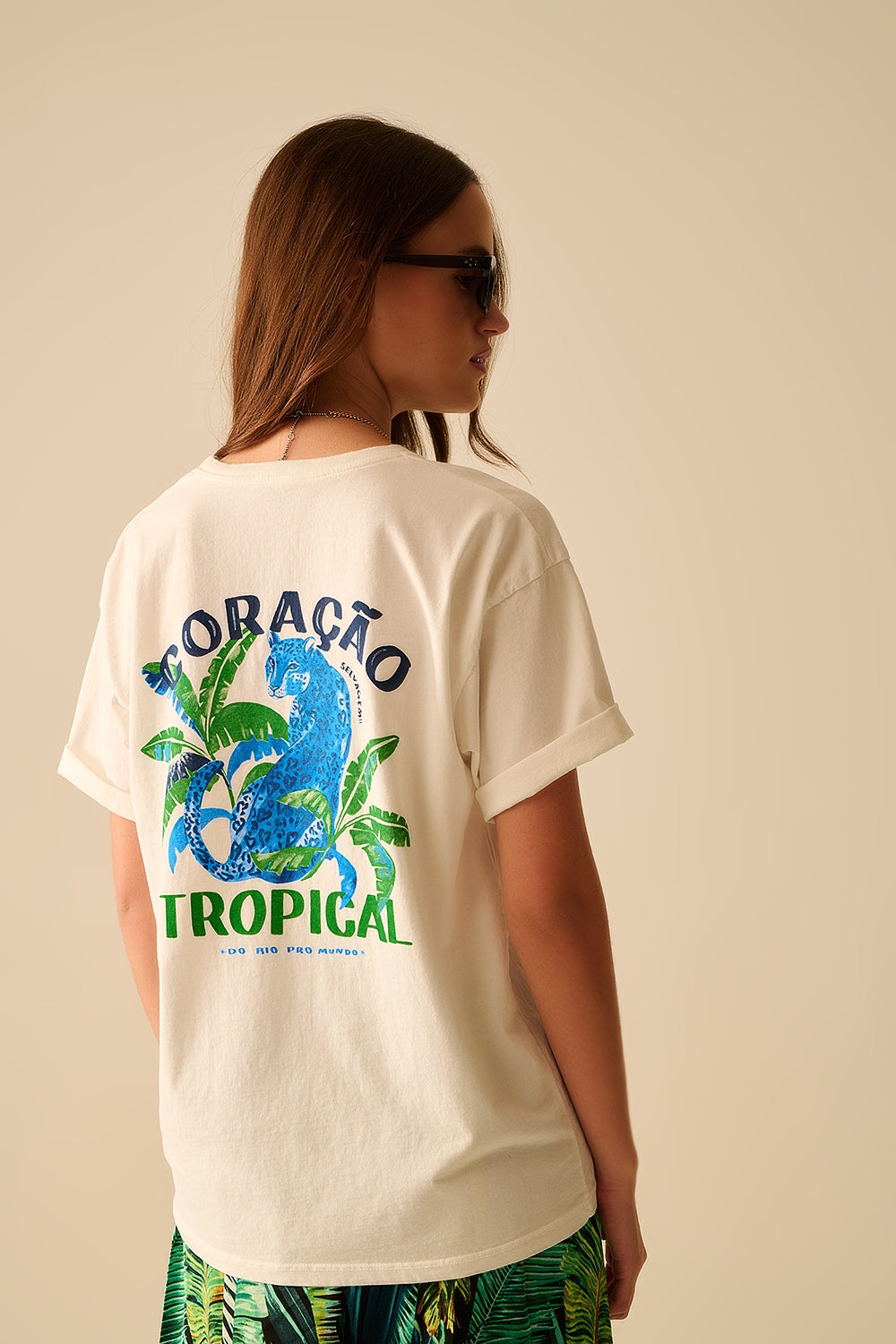 Q2 Maglietta bianca made in Italy con stampa grafica tropicale