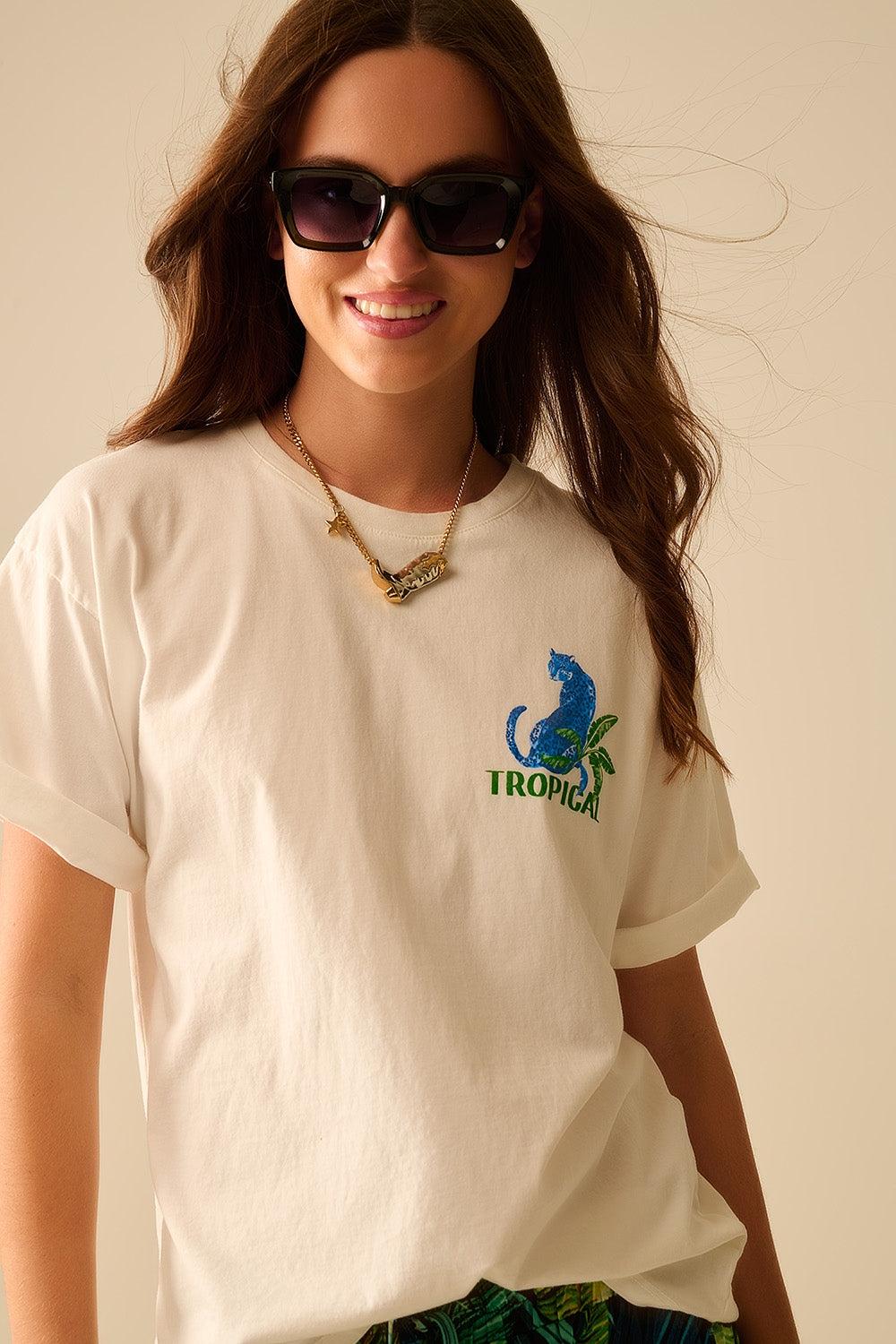 Maglietta bianca made in Italy con stampa grafica tropicale