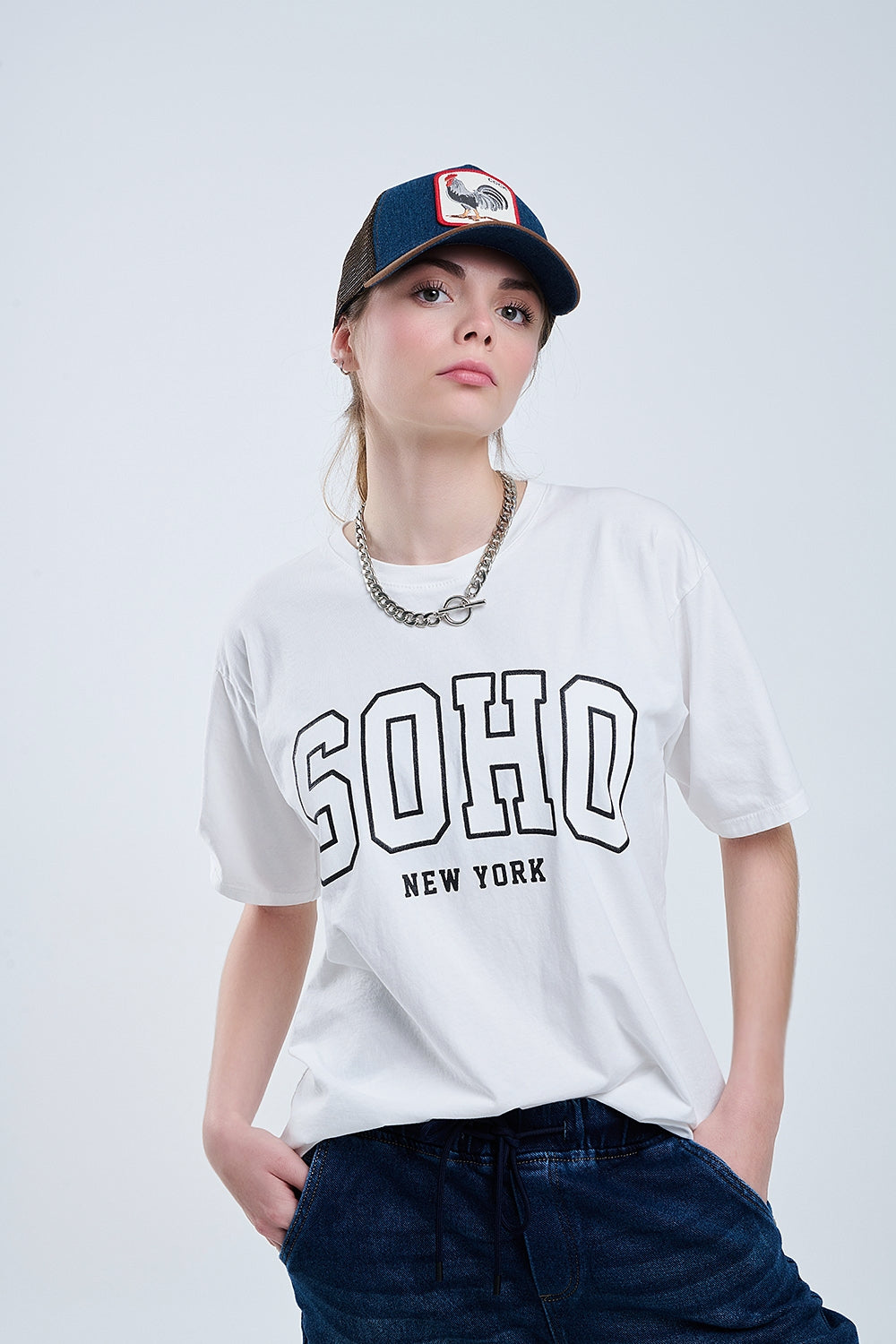 Q2 Maglietta bianca oversize con Soho New York sul davanti