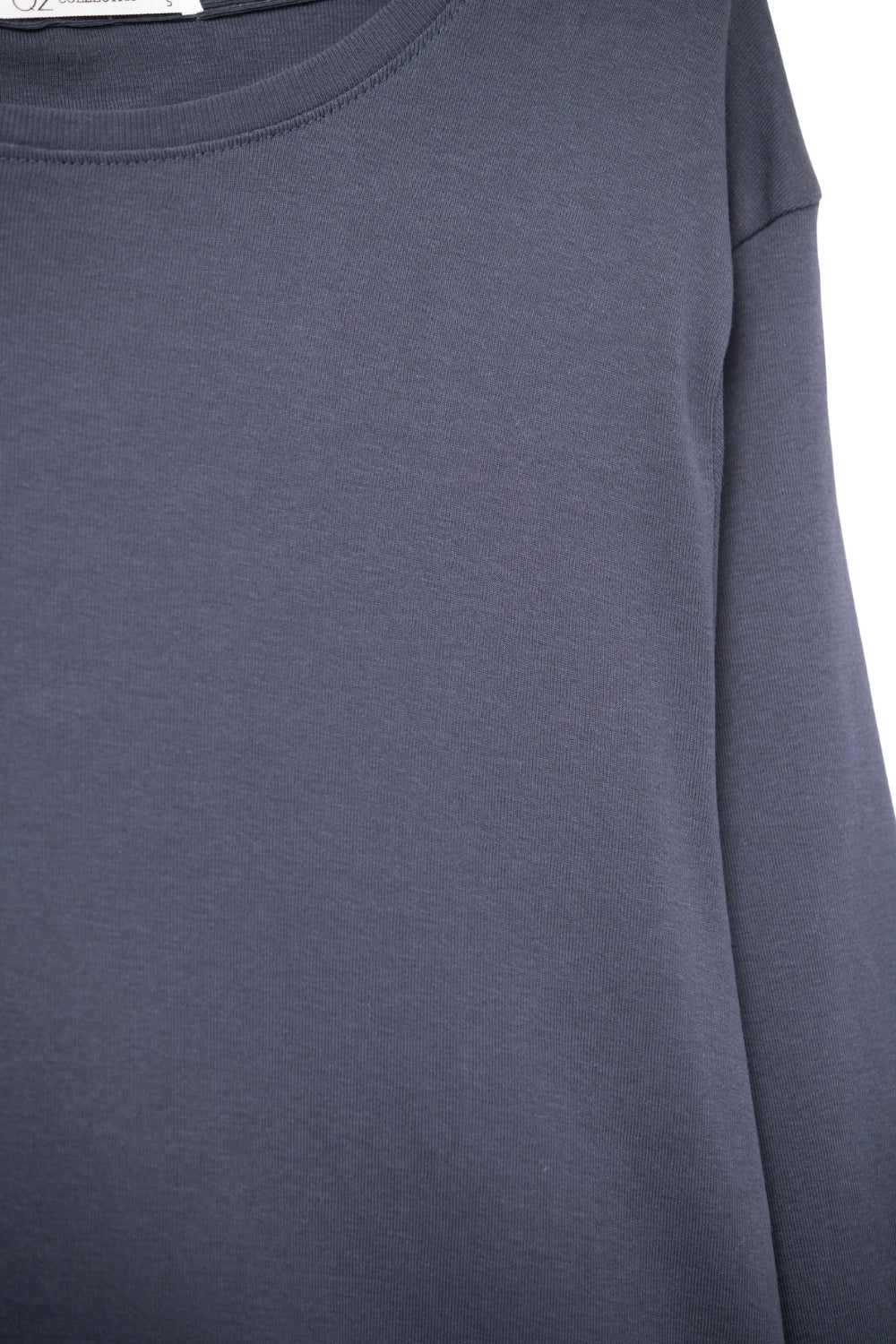 Maglietta blu navy a maniche lunghe con ampio girocollo