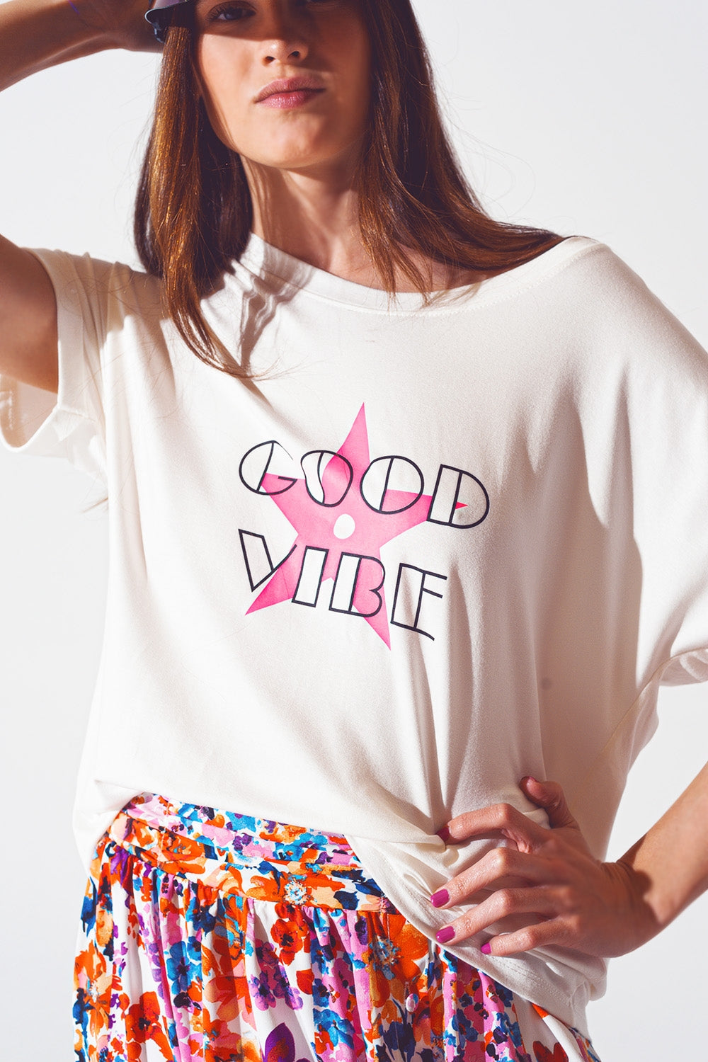 Maglietta con collo a barca e testo Good Vibe in bianco e rosa