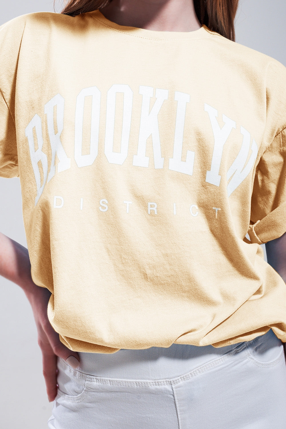 Maglietta con scritta Brooklyn District in gialla