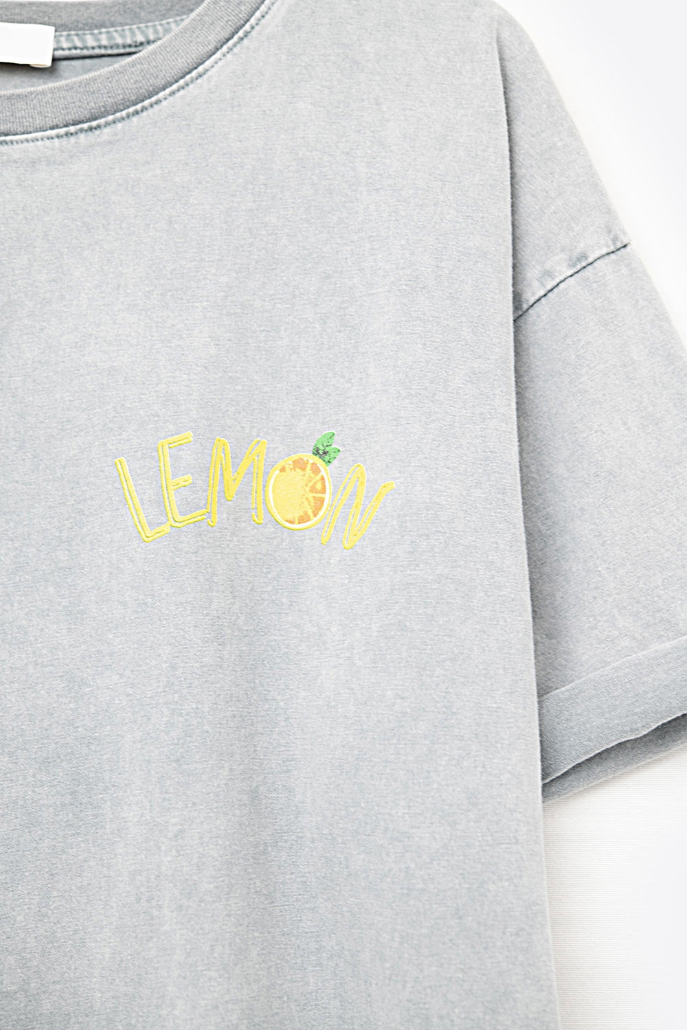 Maglietta grigia lavata con grafica di limone Made in Italy