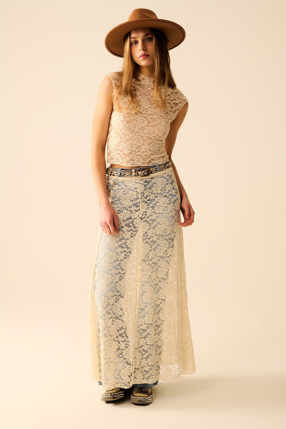 Maglietta romantica in pizzo con maniche a cappuccio in beige