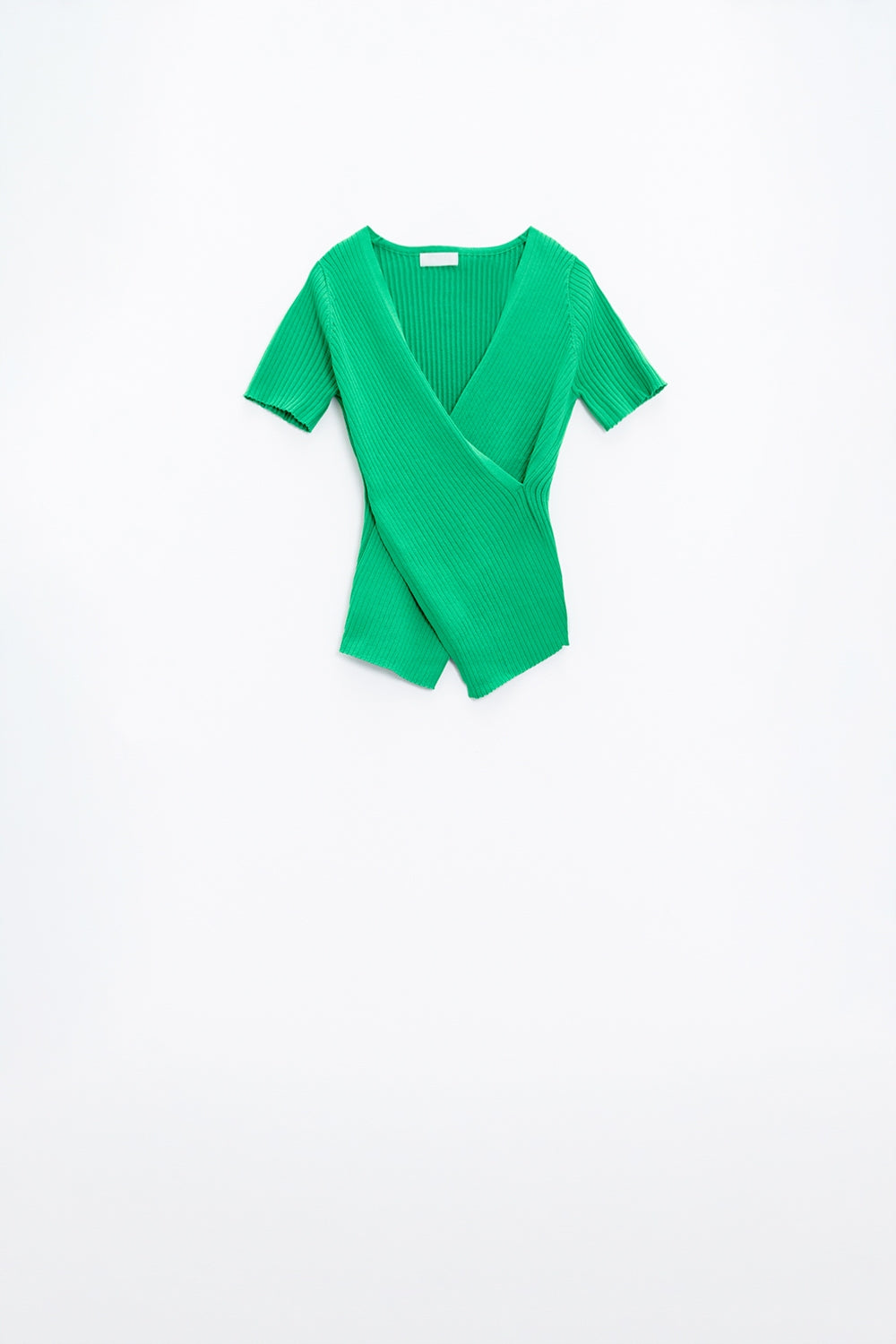 Maglietta verde con incrocio sul davanti e scollo a V