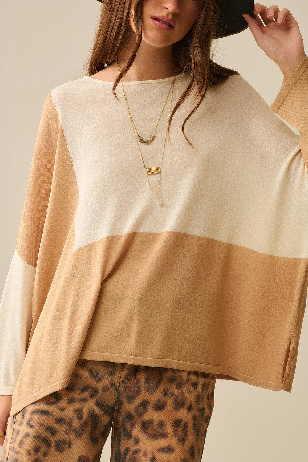 Maglione a blocchi di colore con ali di pipistrello in bianco e cammello