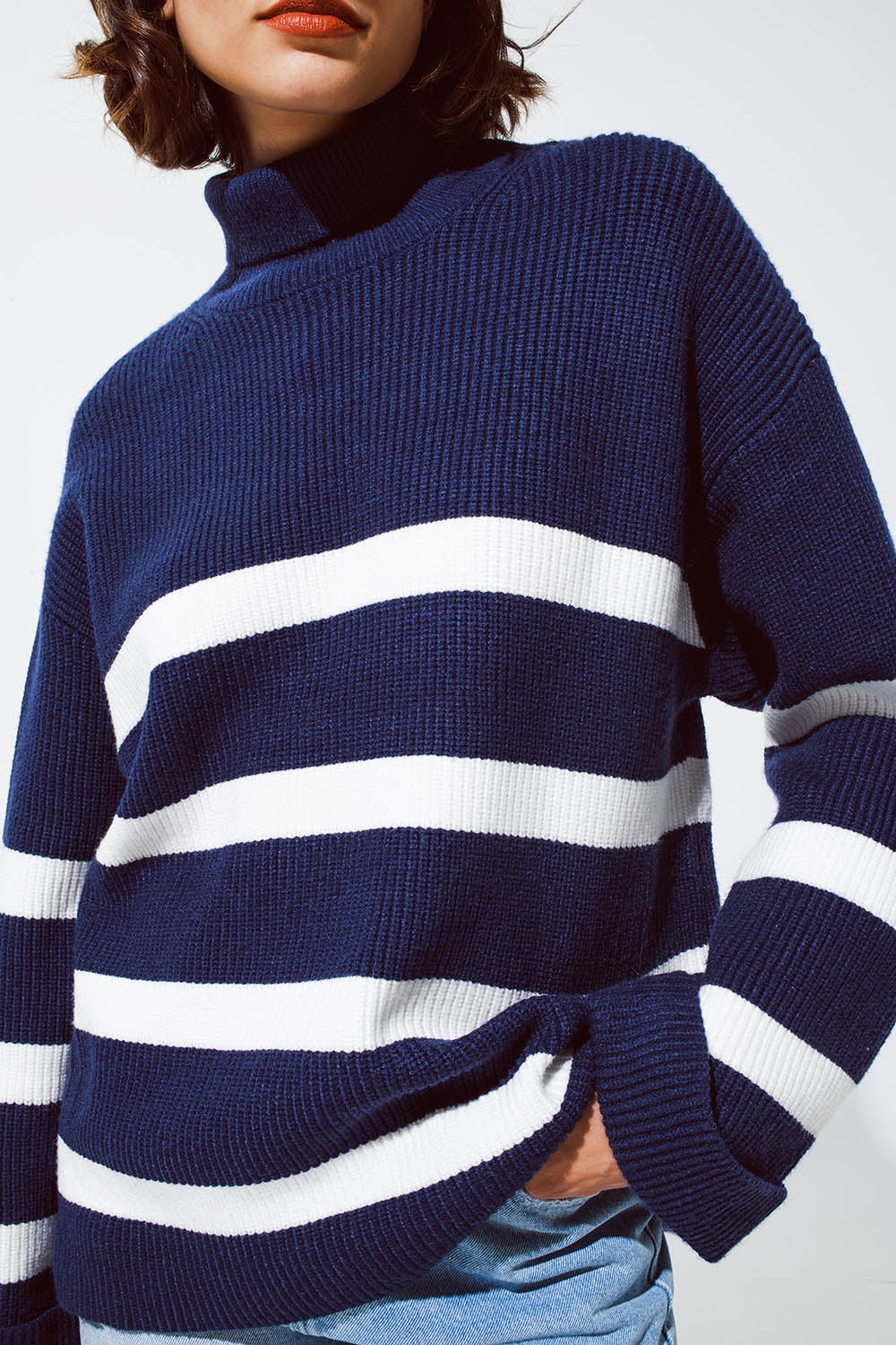 Maglione a collo alto blu navy a righe