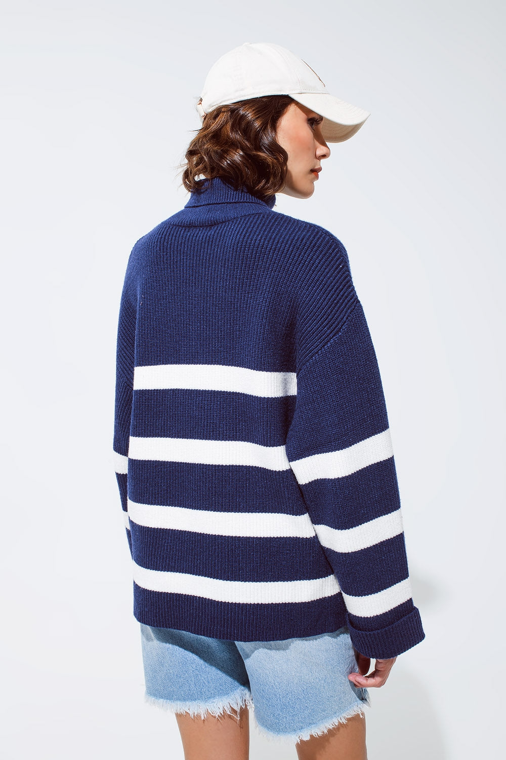 Maglione a collo alto blu navy a righe