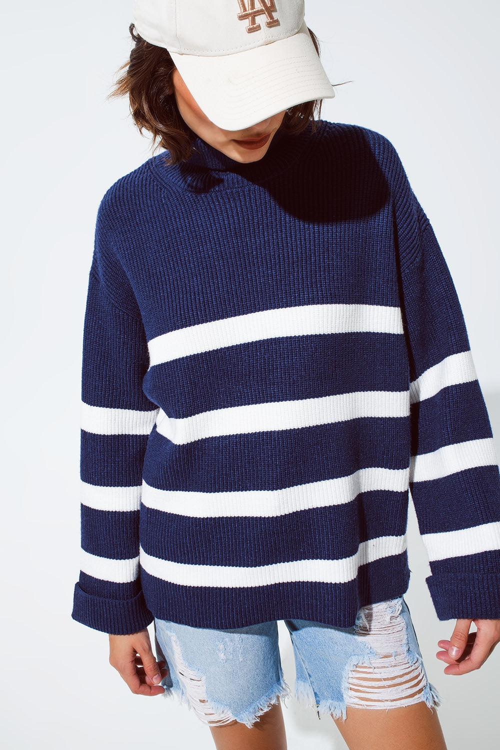 Maglione a collo alto blu navy a righe
