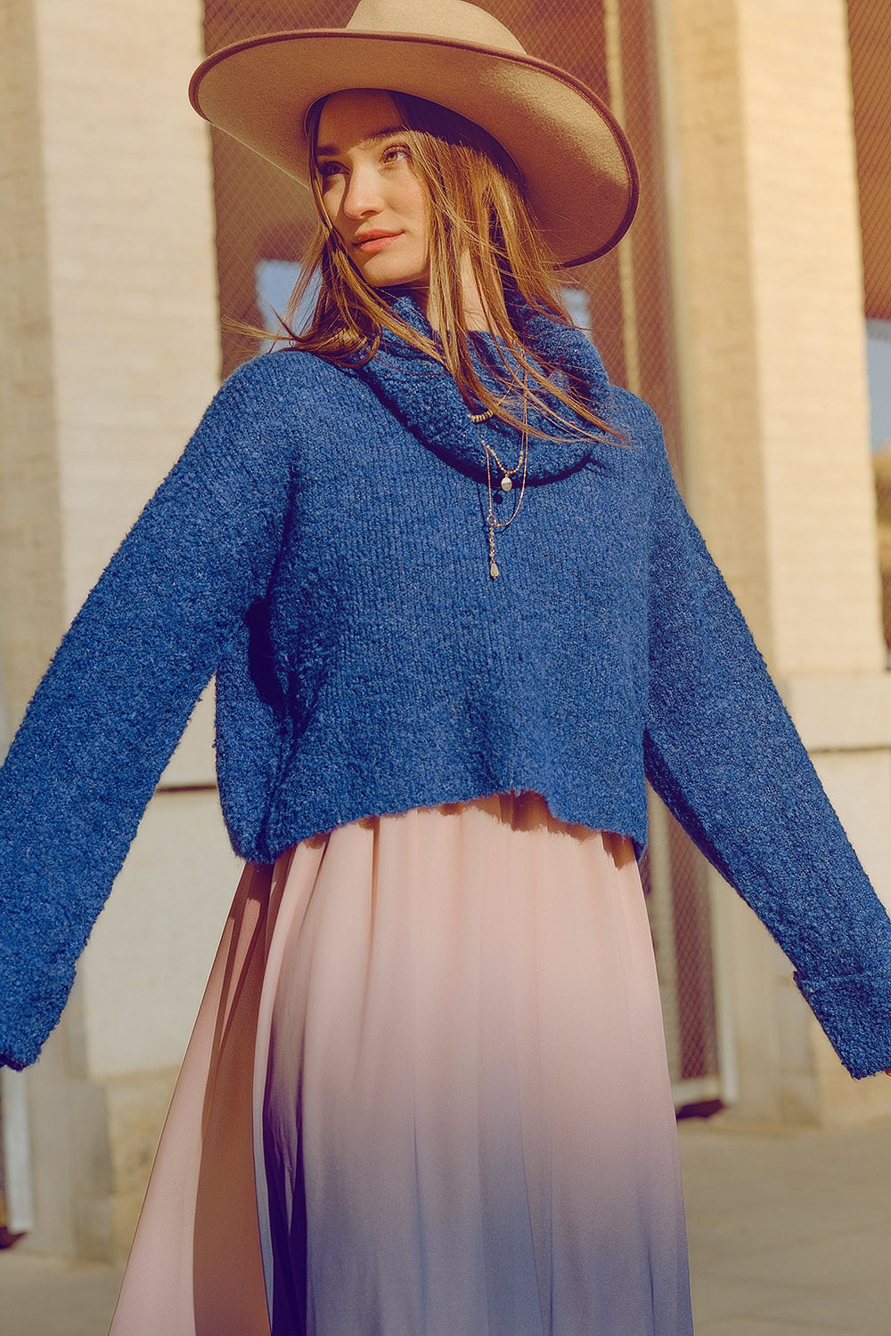 maglione a collo alto in maglia morbida di colore blu