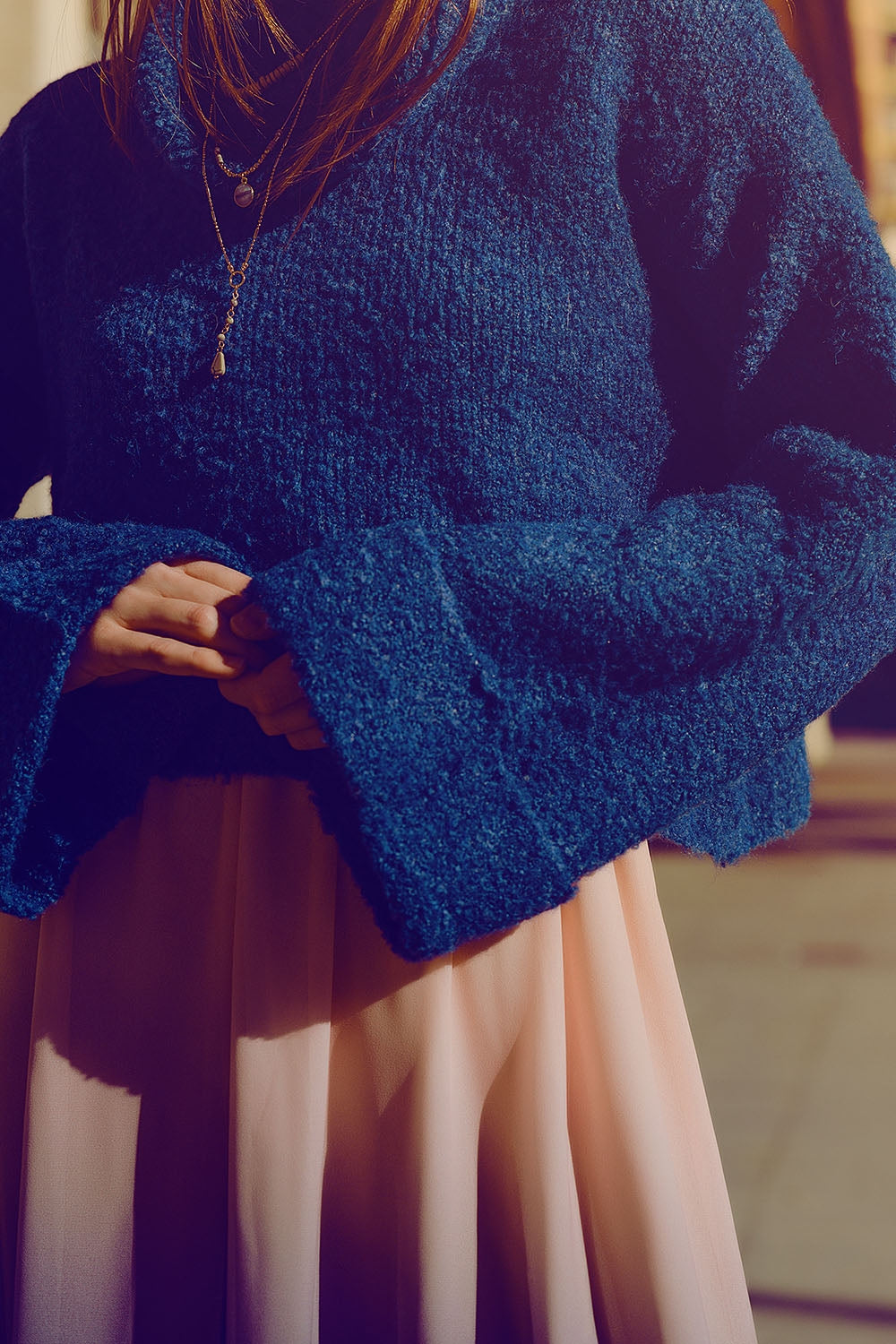maglione a collo alto in maglia morbida di colore blu