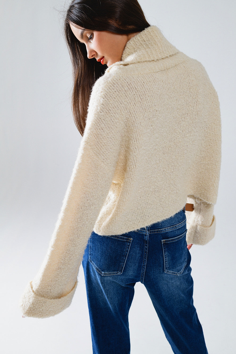 maglione a collo alto lavorato a maglia in beige