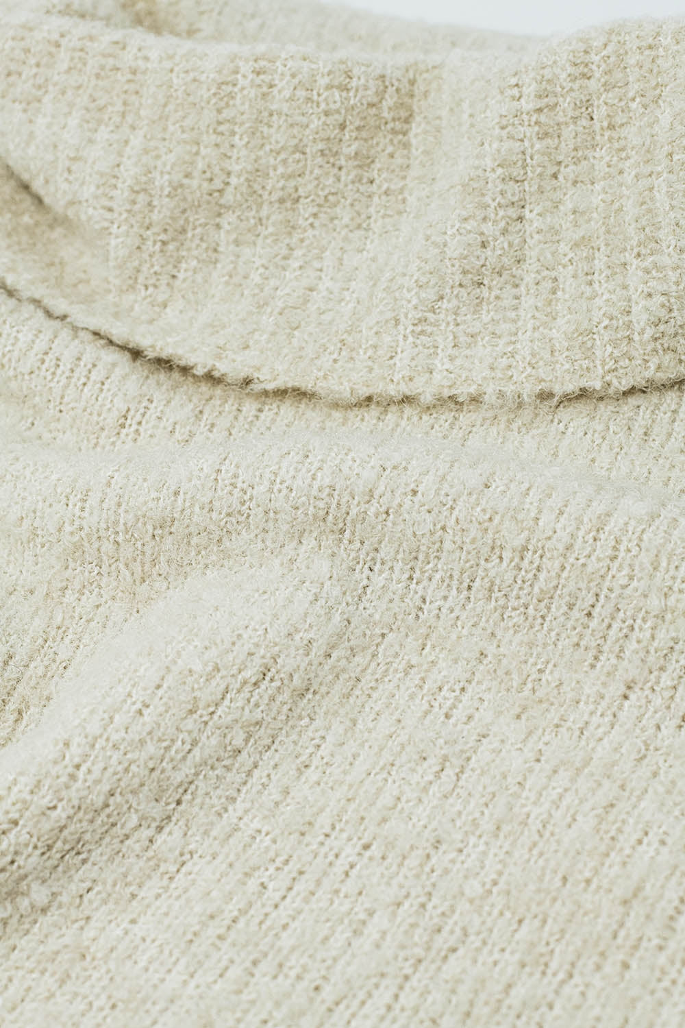 maglione a collo alto lavorato a maglia in beige