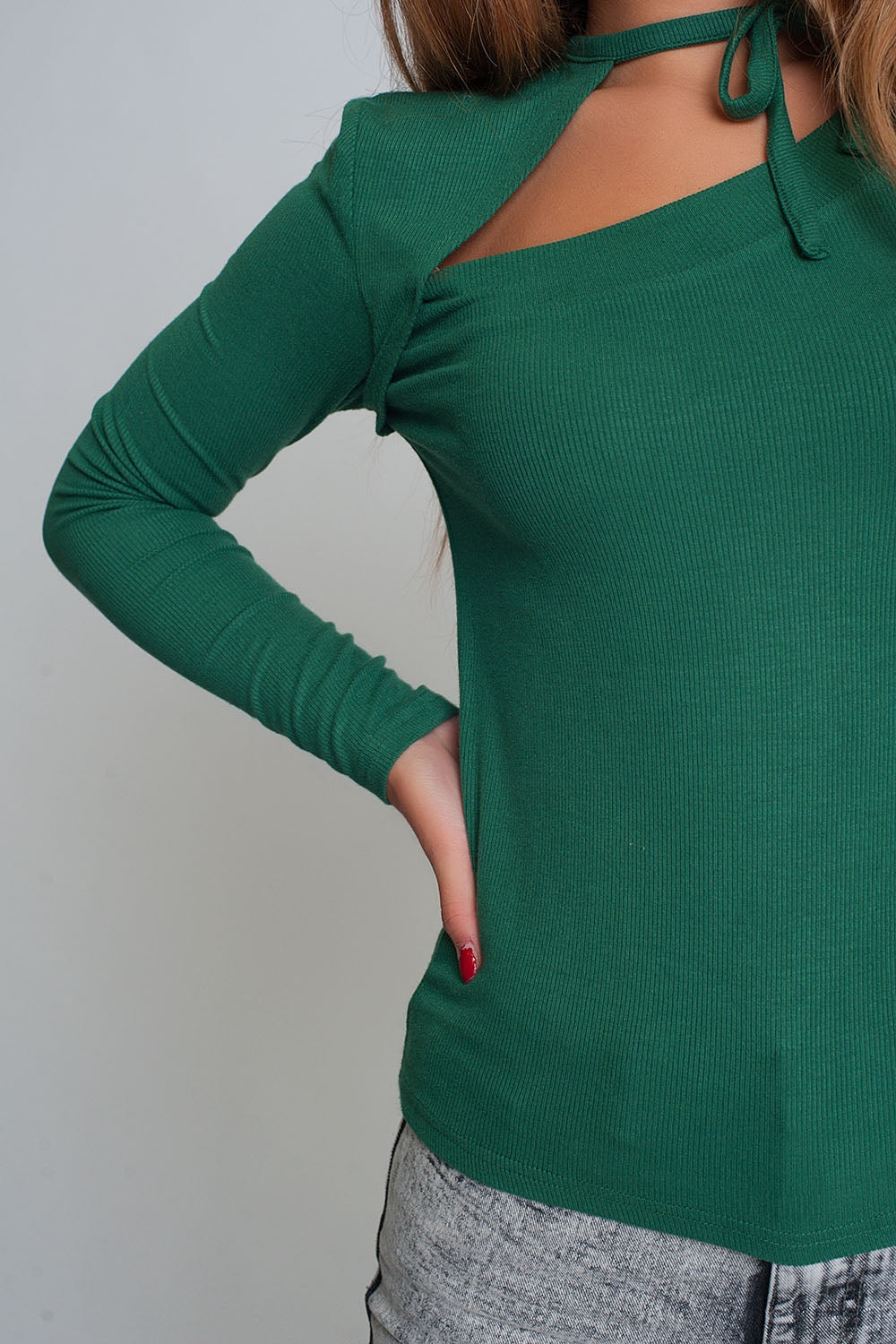 Maglione a collo asimmetrico in verde