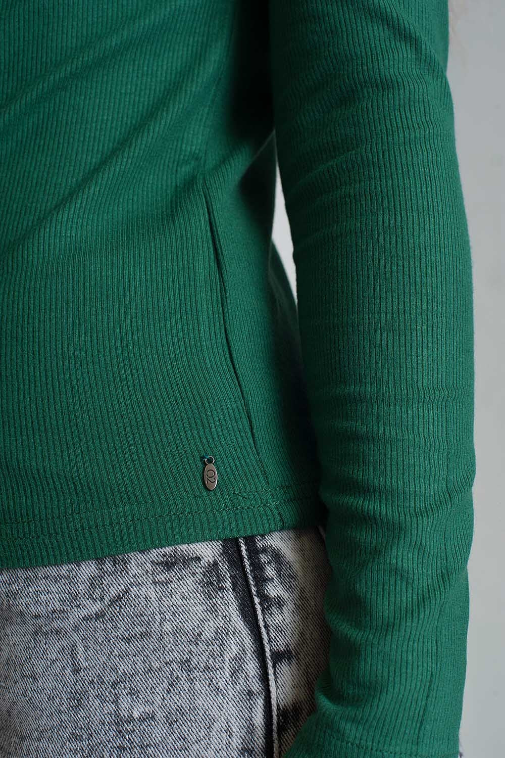 Maglione a collo asimmetrico in verde