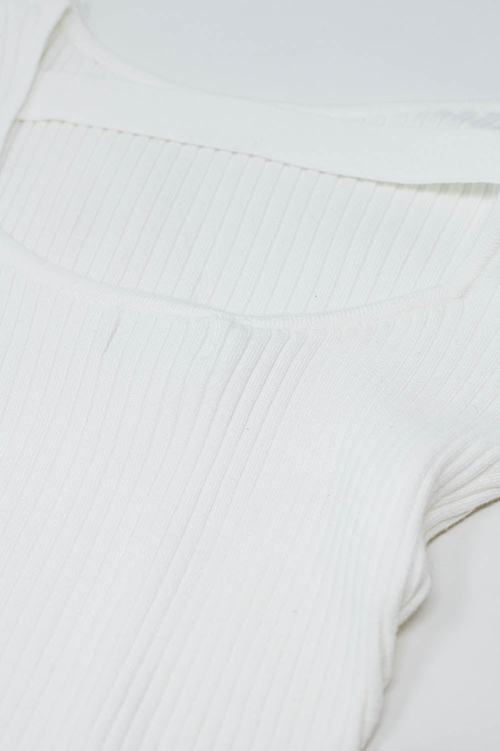 maglione a coste bianco aperto sul retro