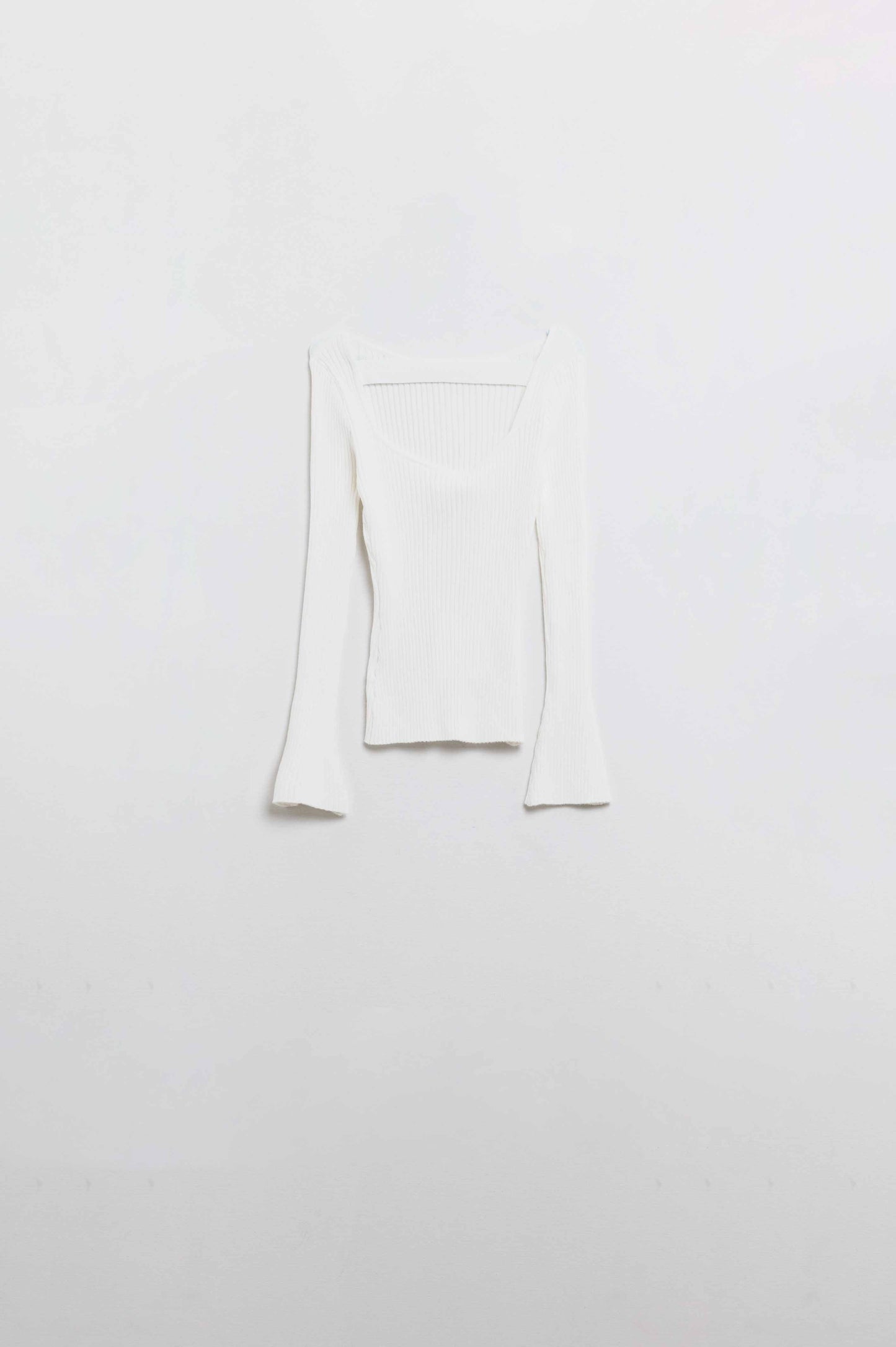 maglione a coste bianco aperto sul retro