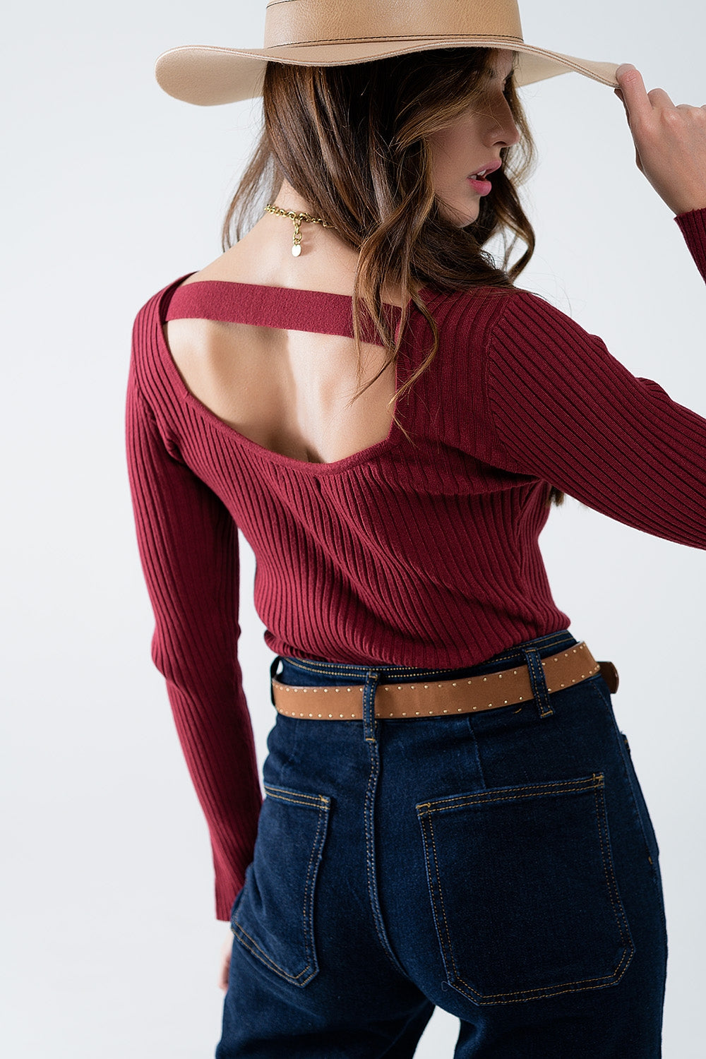 Q2 maglione a coste bordeaux aperto sul retro