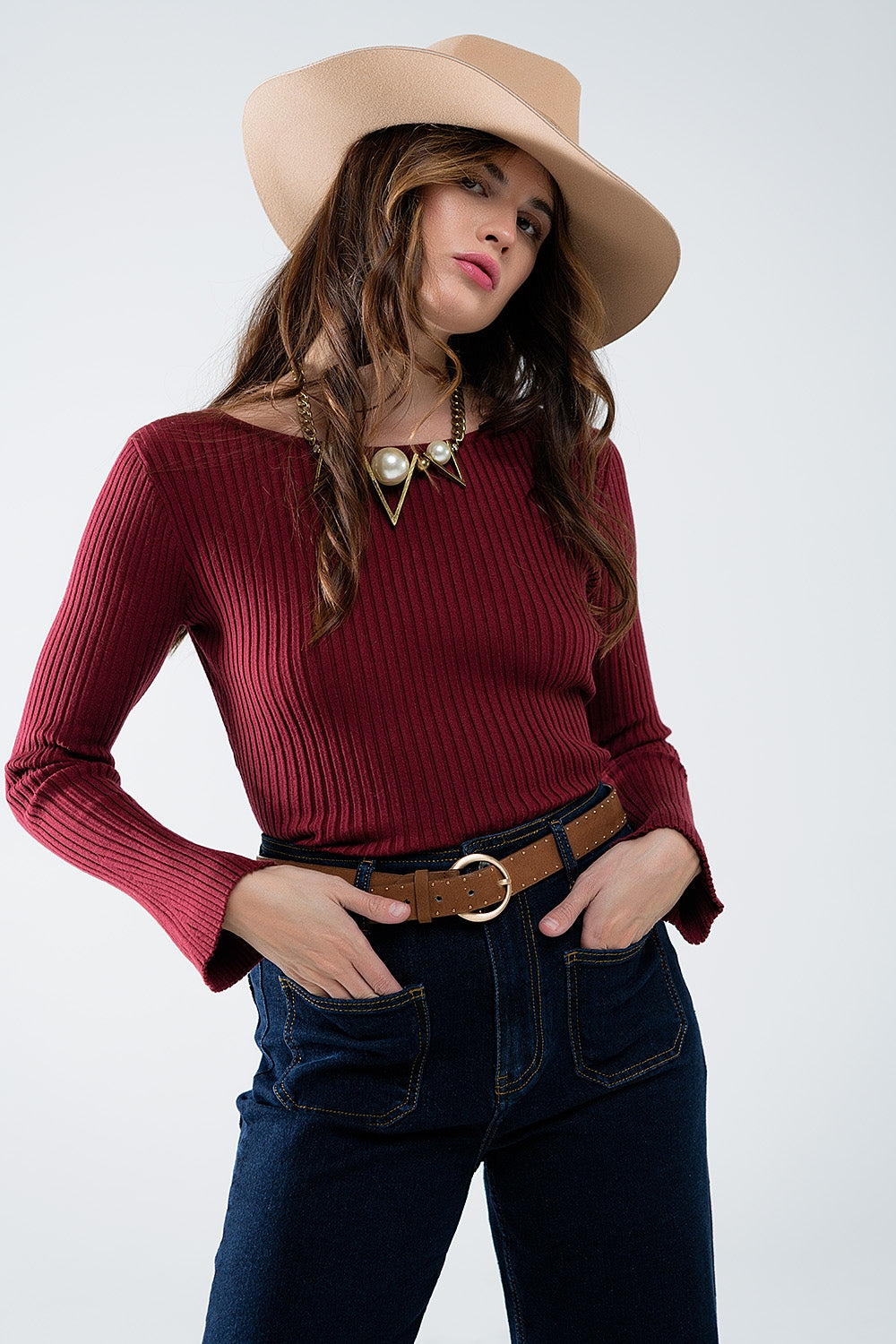 maglione a coste bordeaux aperto sul retro