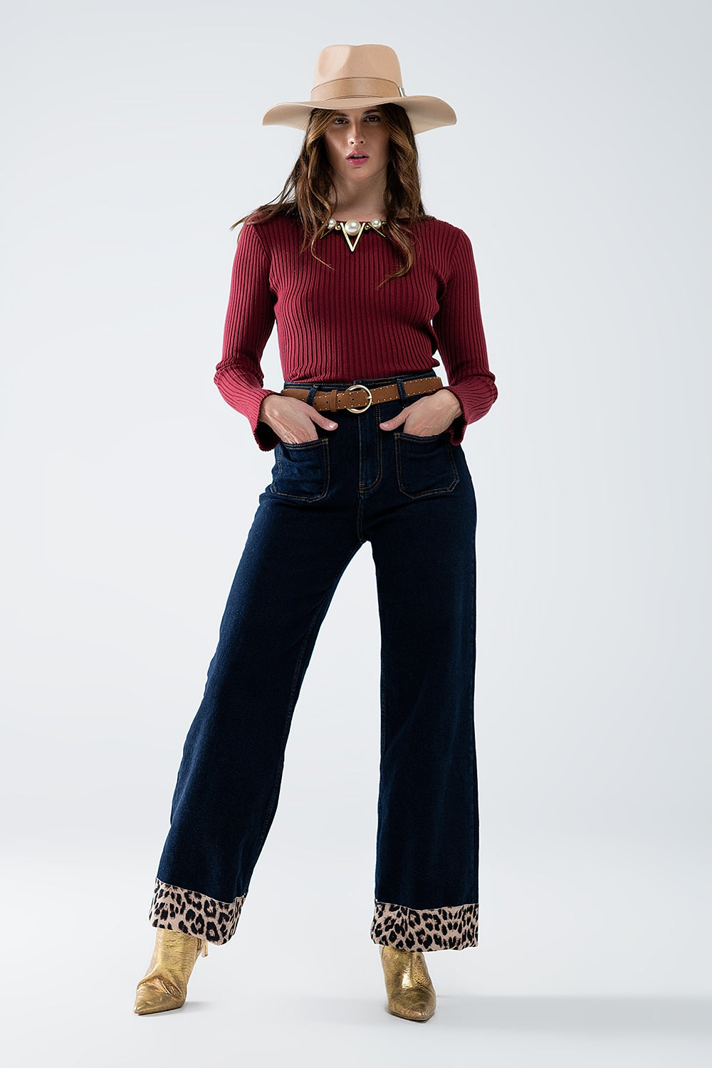 maglione a coste bordeaux aperto sul retro