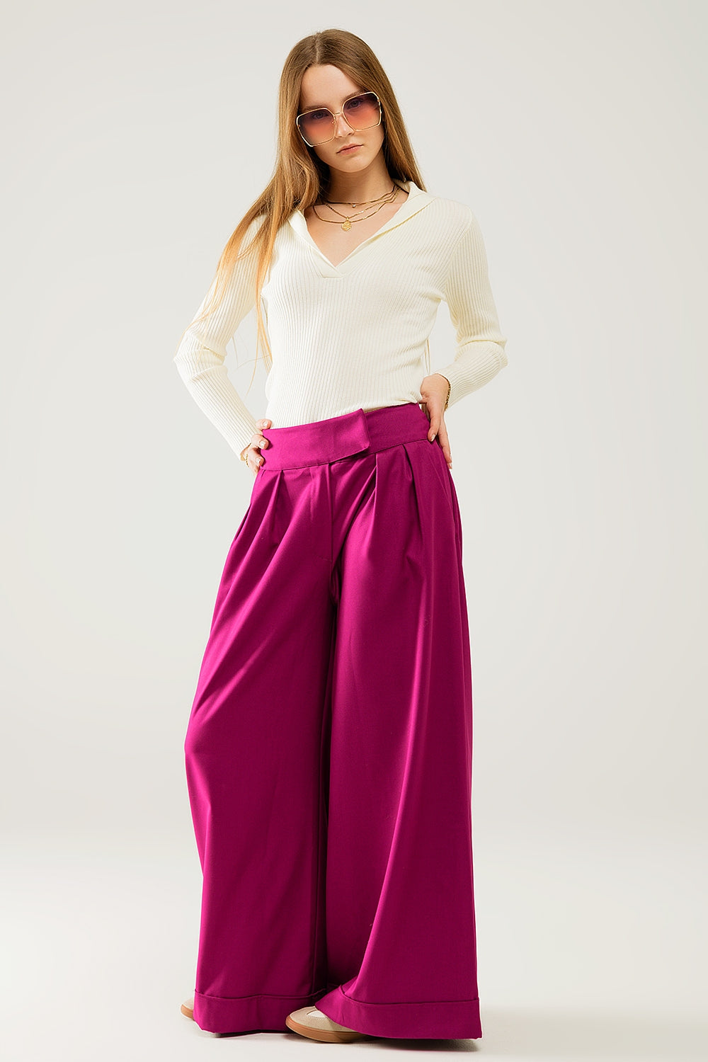 maglione a coste con colletto color crema e maniche lunghe