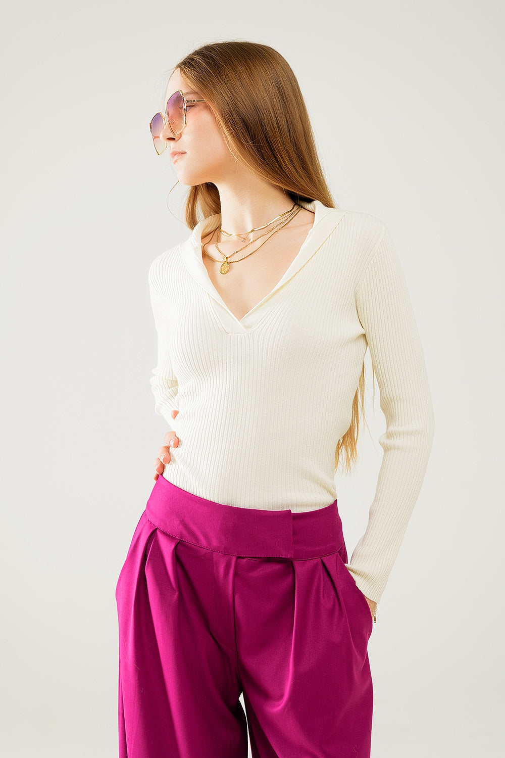 maglione a coste con colletto color crema e maniche lunghe