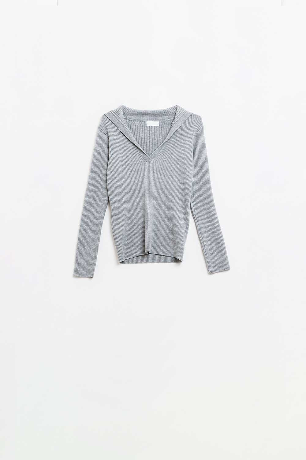 Q2 Maglione a coste con colletto grigio e maniche lunghe