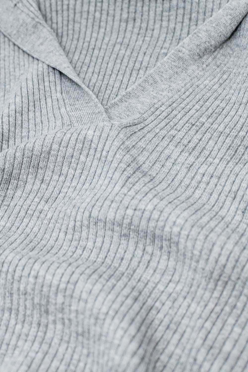 Maglione a coste con colletto grigio e maniche lunghe