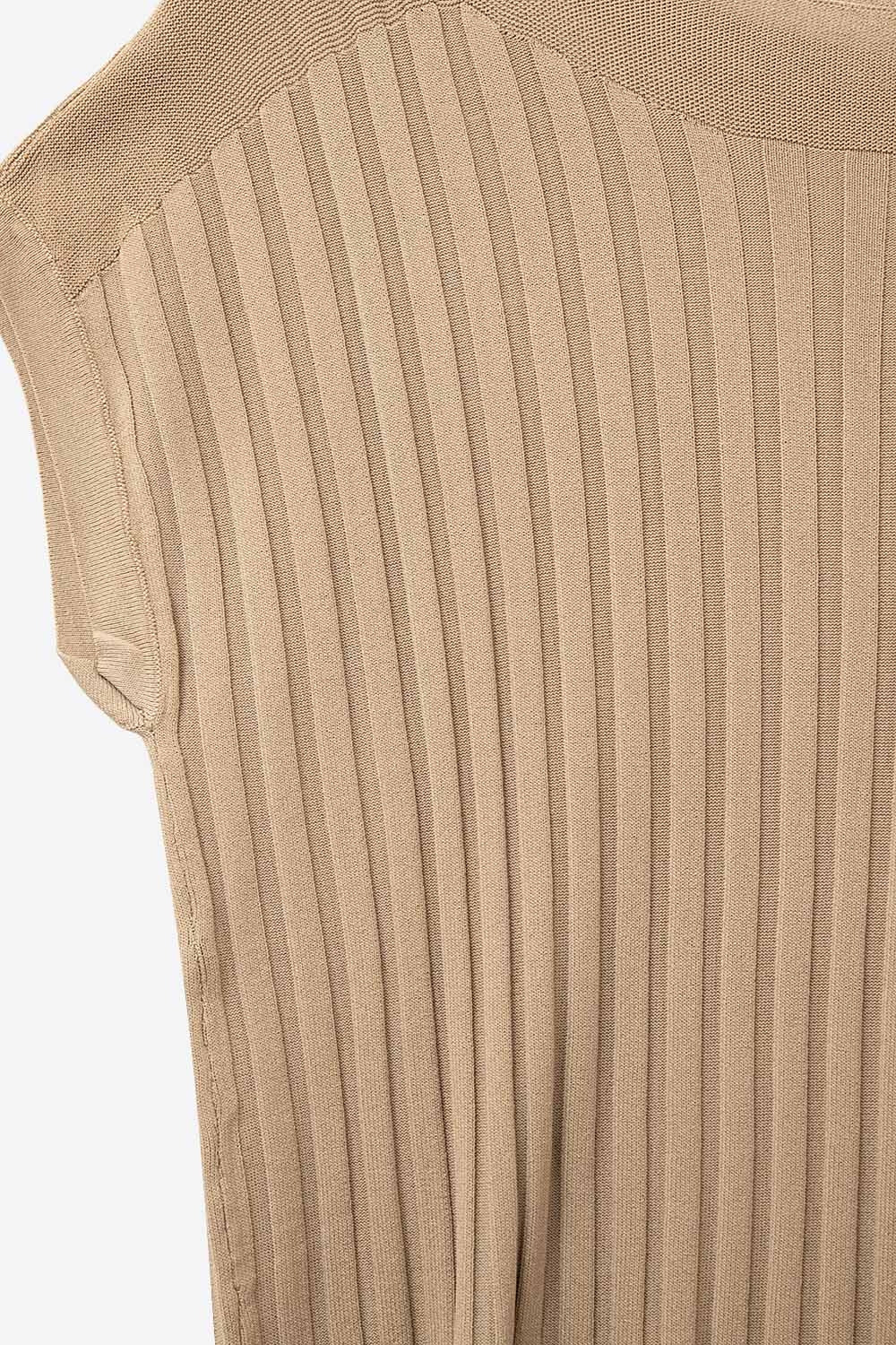 Maglione a coste sottili color cammello con scollo a barca