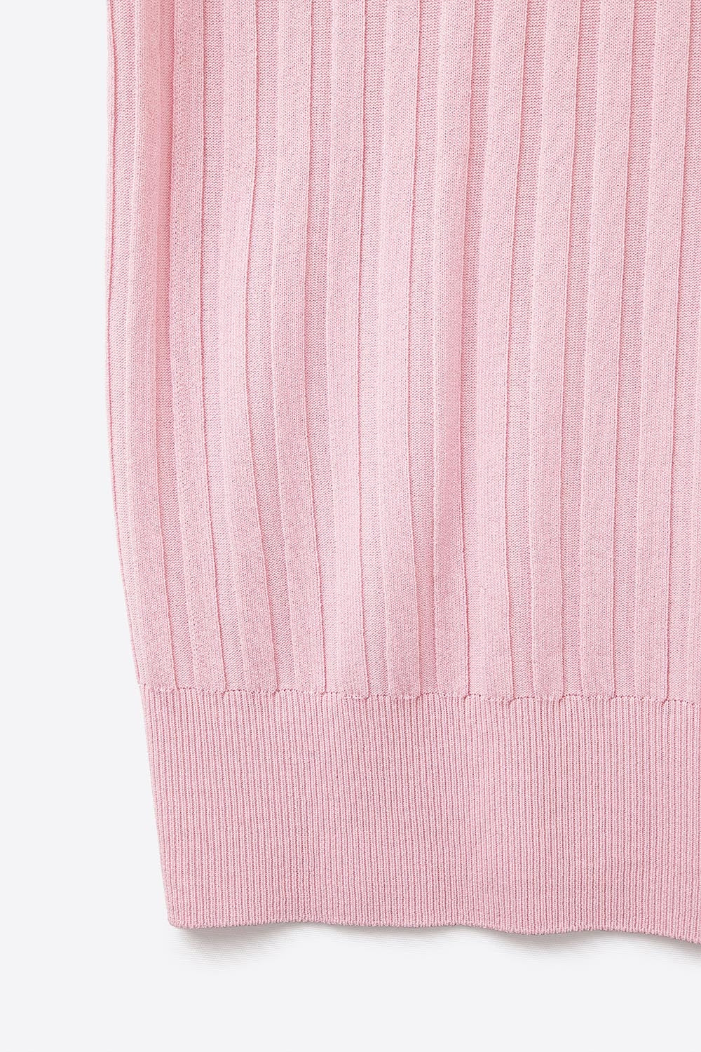 Maglione a coste sottili rosa con scollo a barca