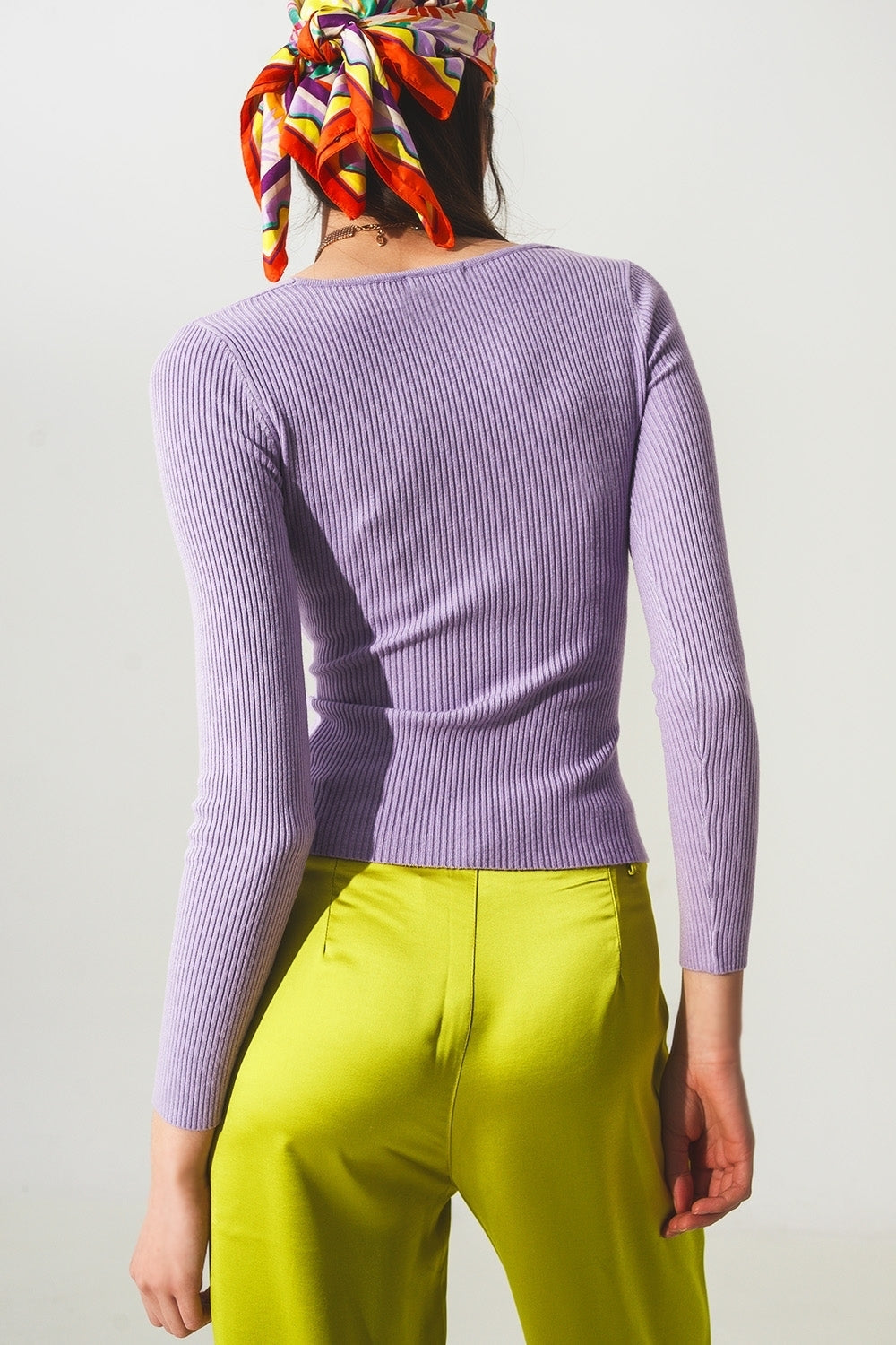 Maglione a coste viola con collo a V