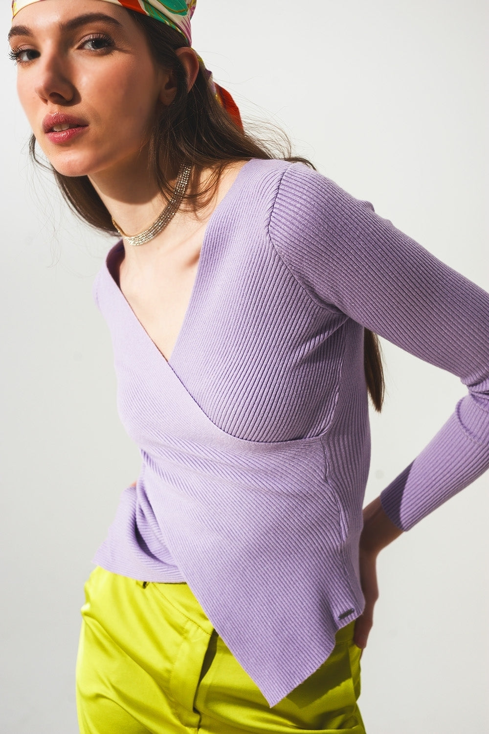 Maglione a coste viola con collo a V