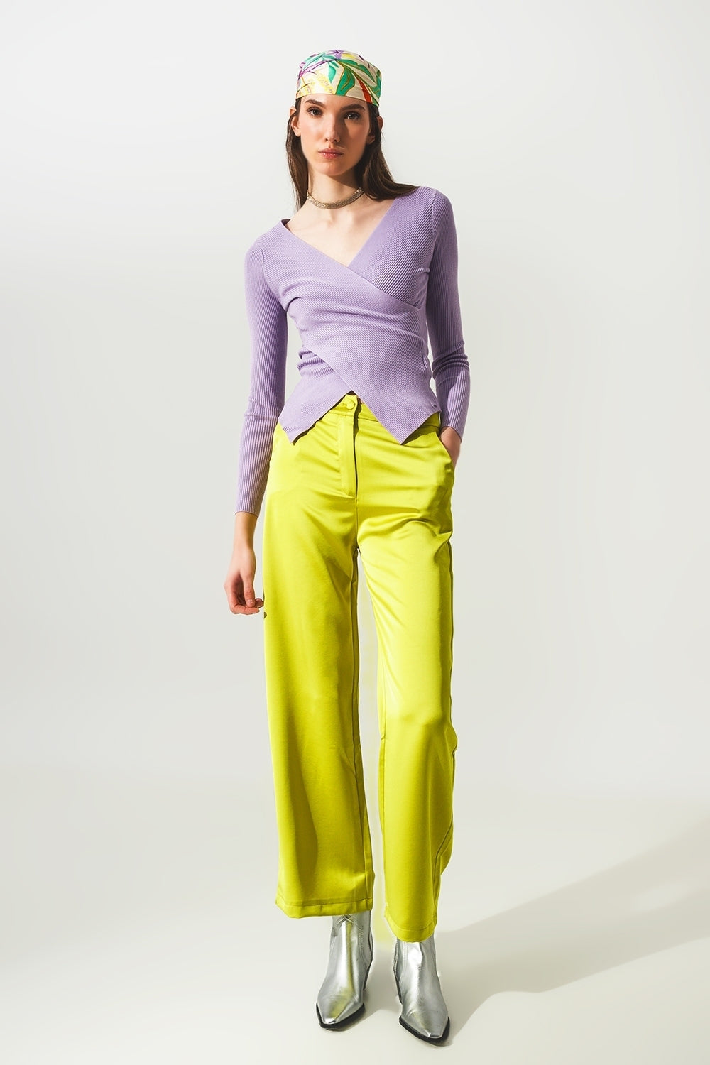 Maglione a coste viola con collo a V