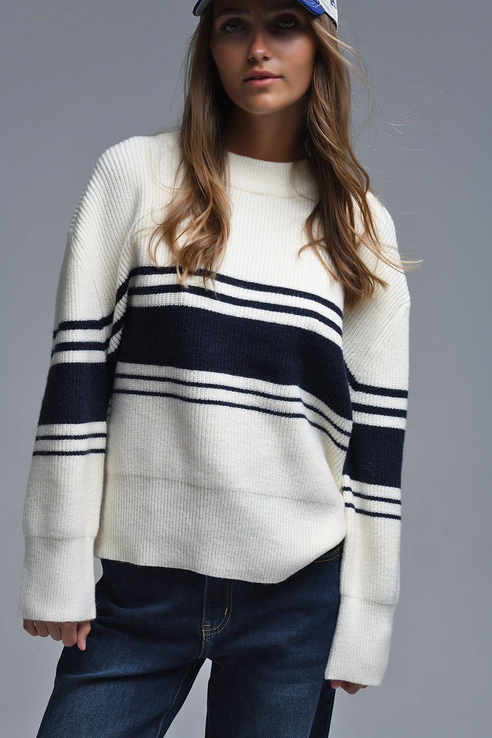 Maglione a costine color crema con strisce sul petto color navy