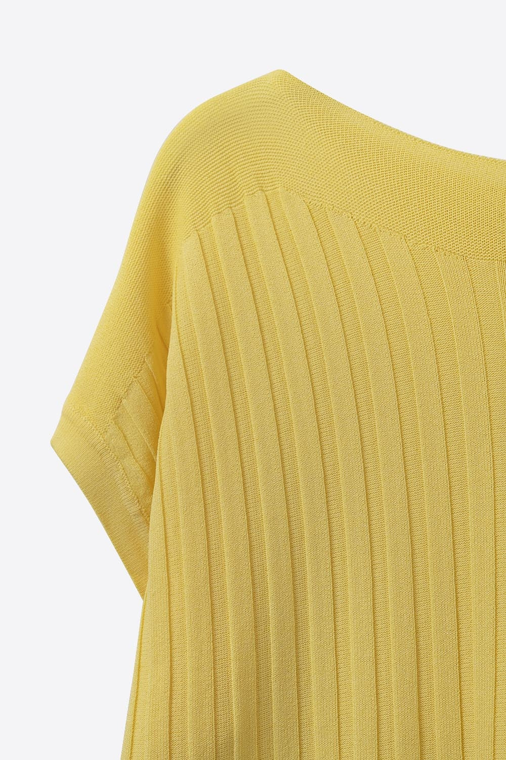 maglione a costine fine con scollo a barca di colore giallo