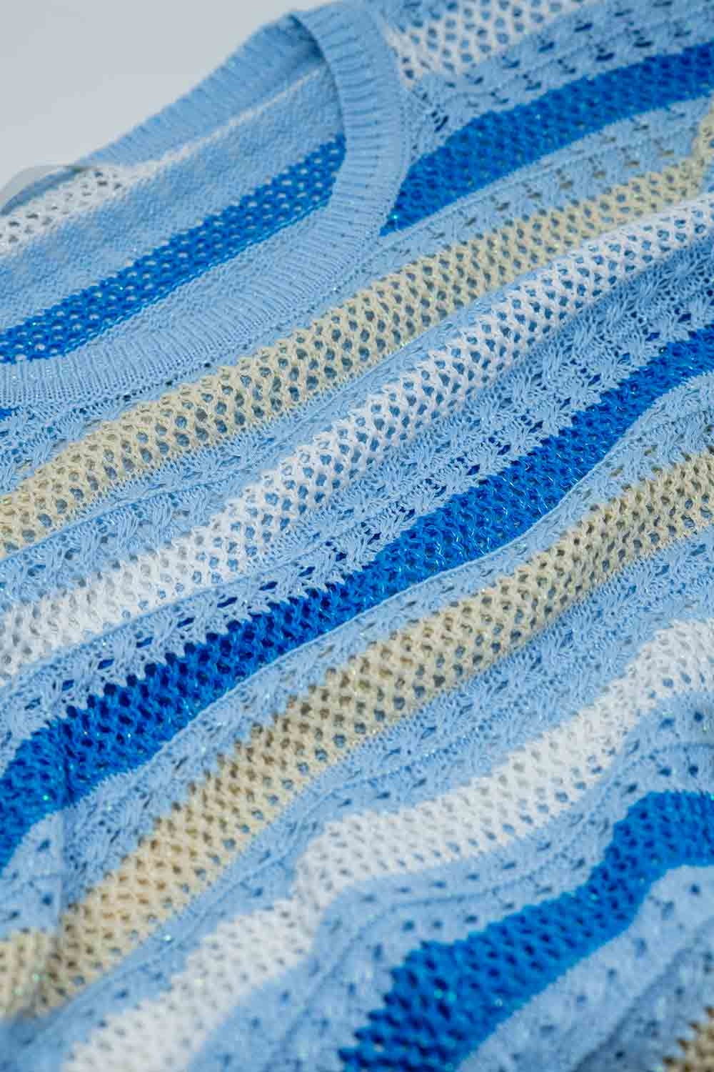Maglione a maglia blu a righe bianche e blu