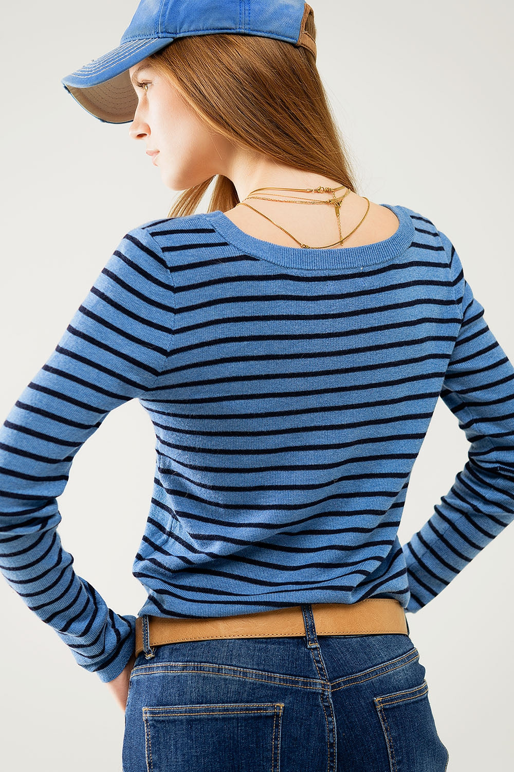 Maglione a maglia fine a righe blu con scollo a barca